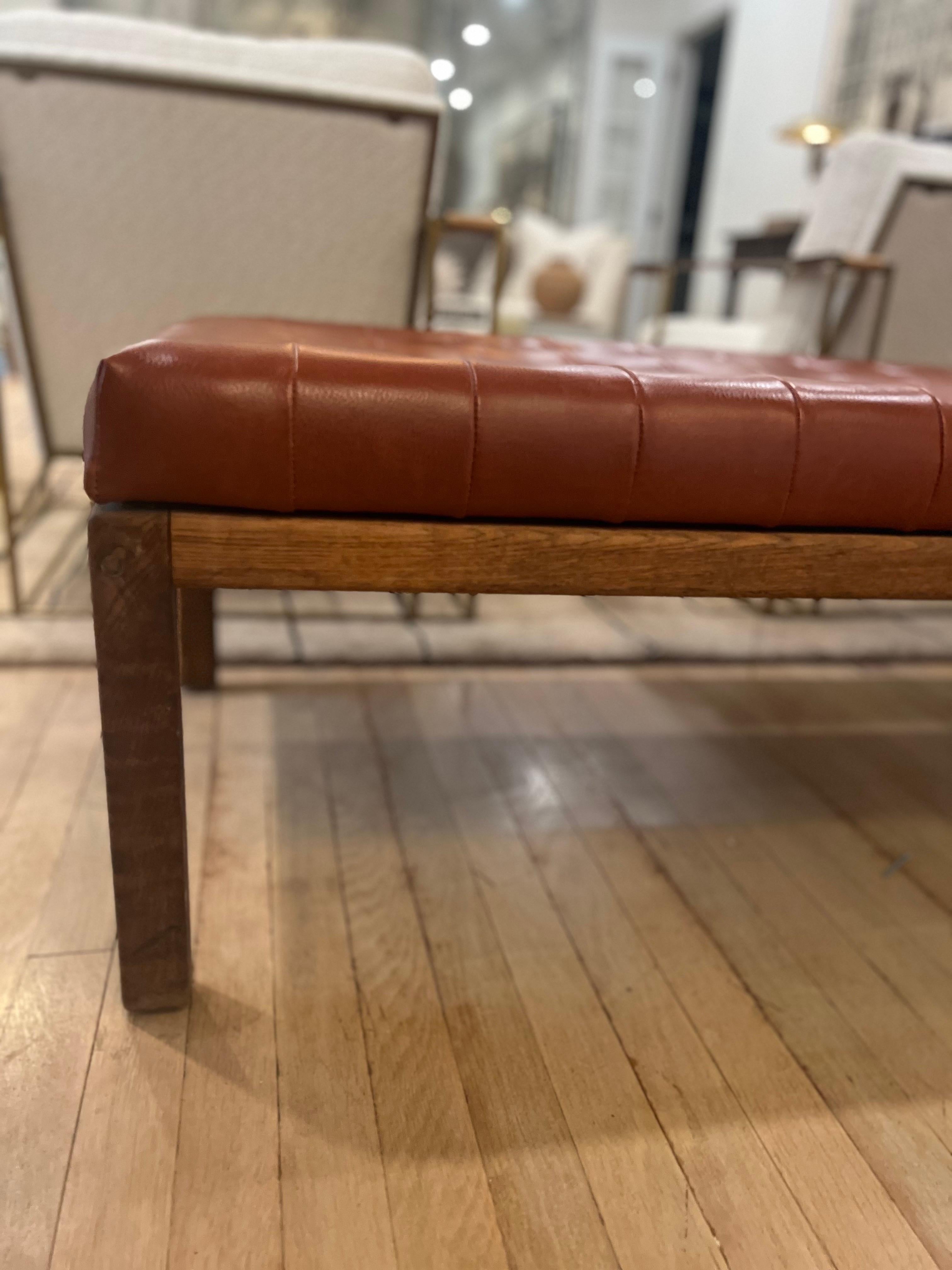 Moderne Ottomane aus Kunstleder/Vinyl aus der Mitte des Jahrhunderts mit Teakholzsockel 12