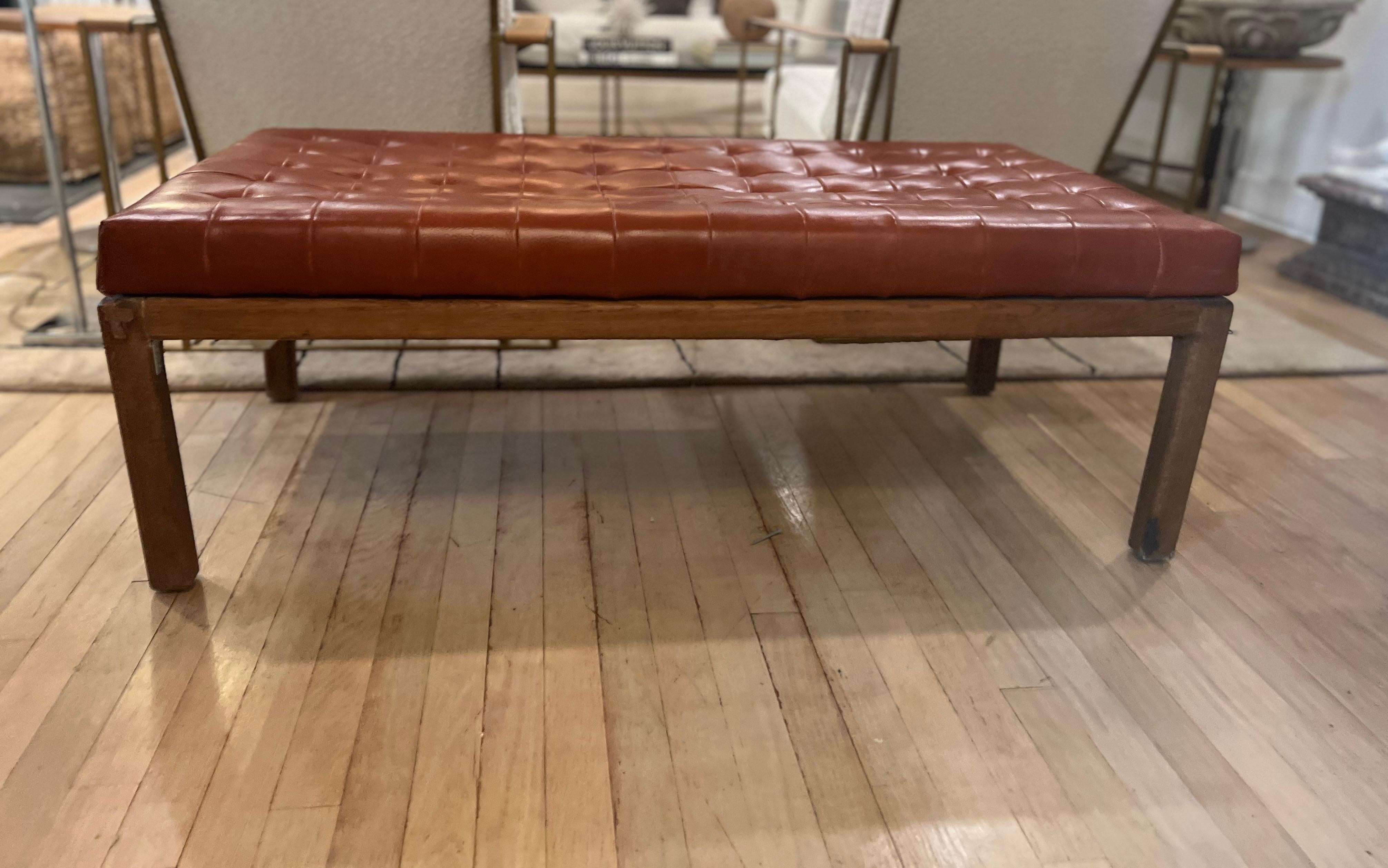 MCM getuftete Leder/Vinyl-Bank mit Teakholzsockel.
Tiefbraune Farbe. Siehe Bilder.

Original-Polsterung.