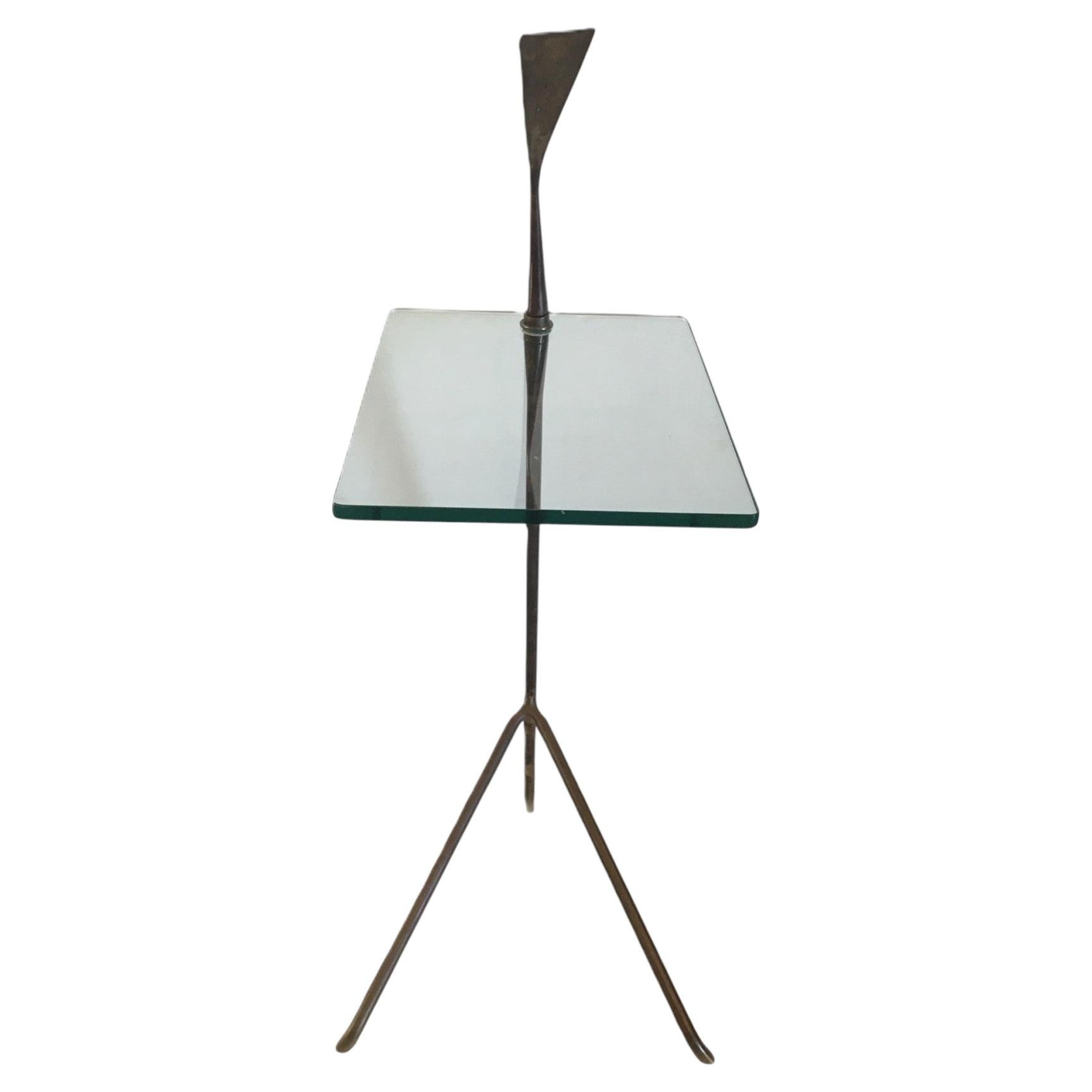 « Table d'appoint Med Century Modern en laiton avec plateau en verre, États-Unis » en vente