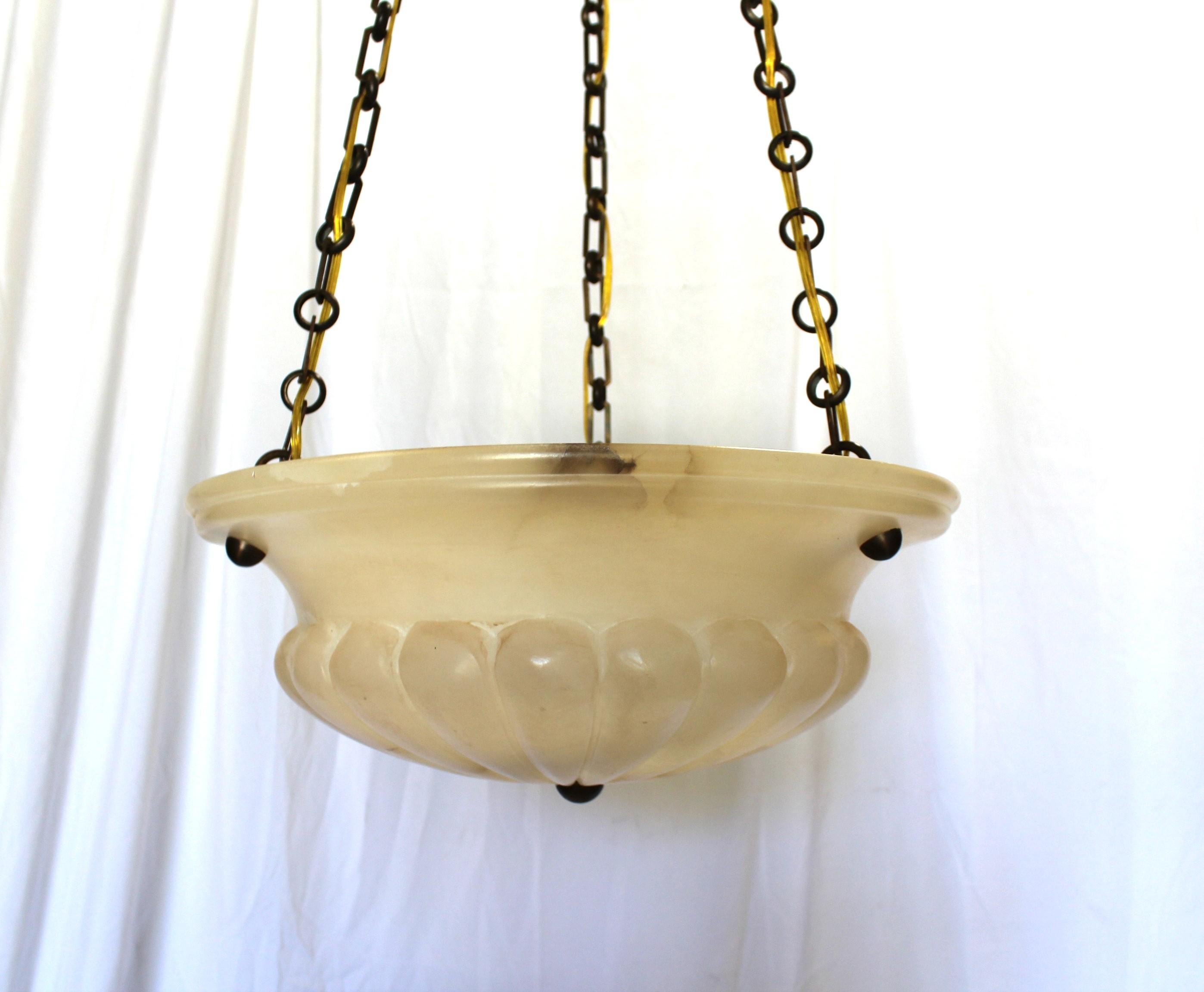 Conçue sur mesure par un showroom d'éclairage de Los Angeles, puis fabriquée sur mesure et sculptée en forme de melon en Espagne.  L'ensemble est équipé d'une quincaillerie en laiton patiné. Câblage avec 3 prises Edison et câblage à collier doré . 