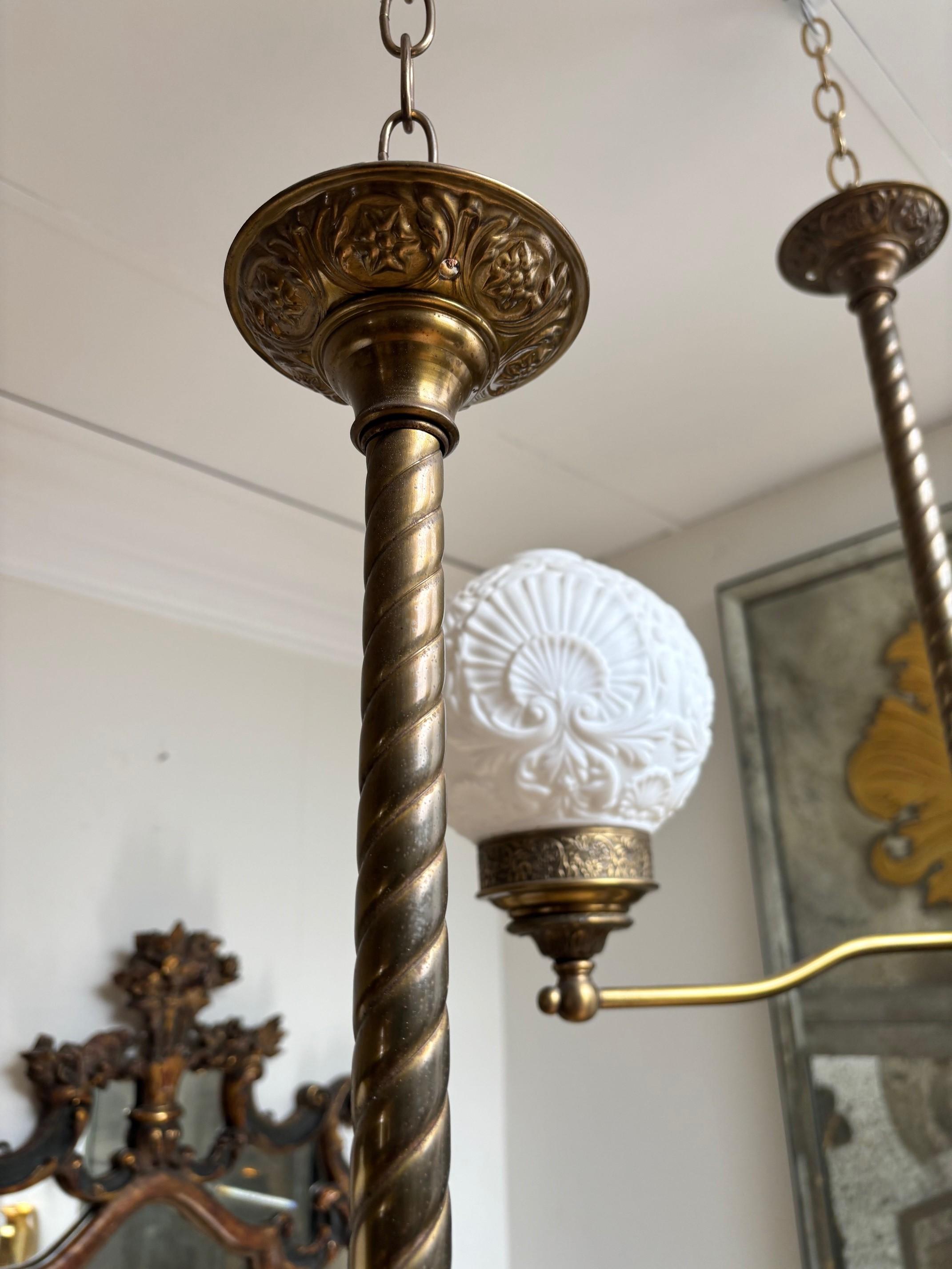 Intagliato Ciondolo d'ottone a due luci in stile vittoriano con globi di vetro in vendita
