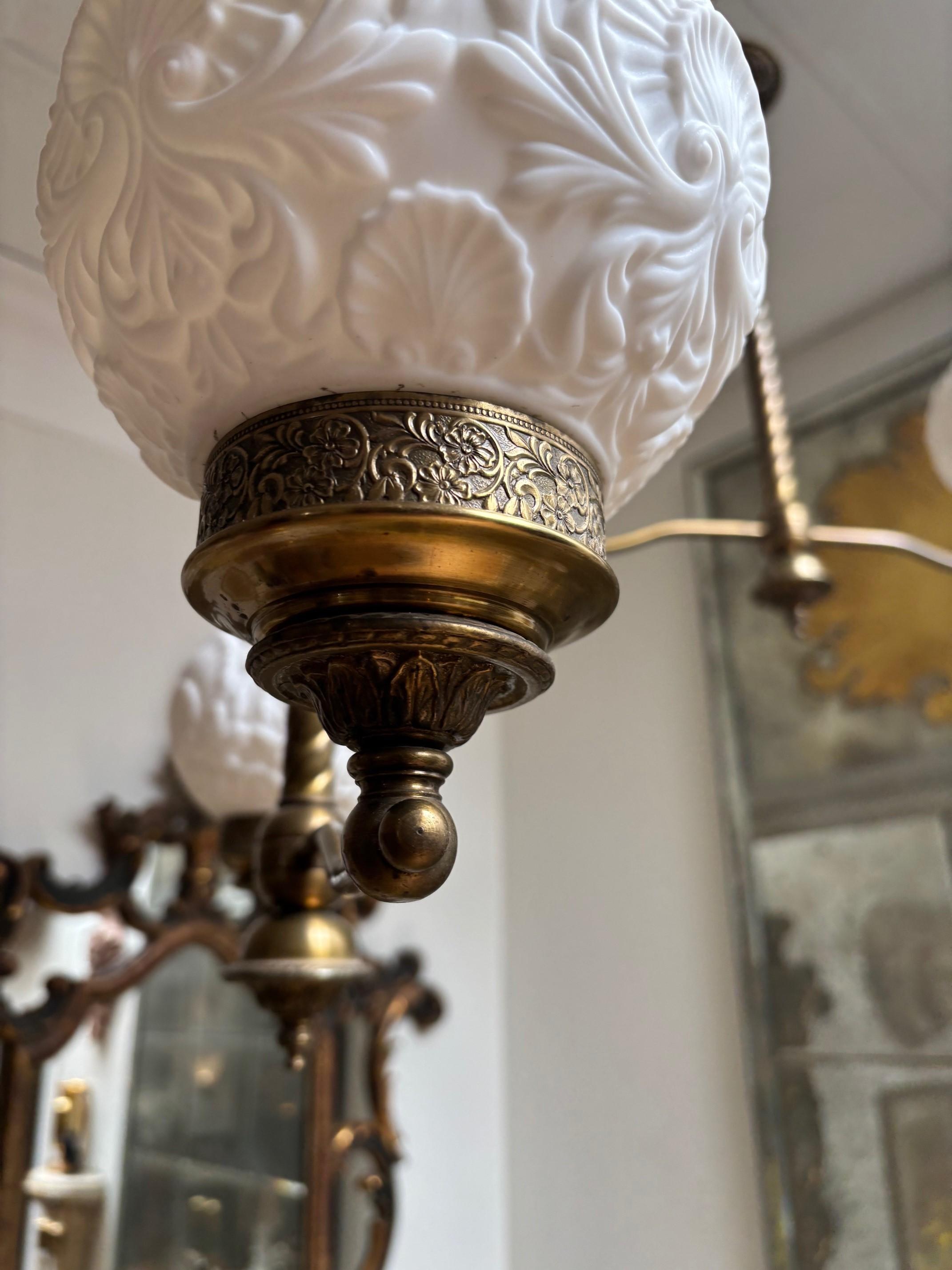Ciondolo d'ottone a due luci in stile vittoriano con globi di vetro In condizioni buone in vendita a Los Angeles, CA