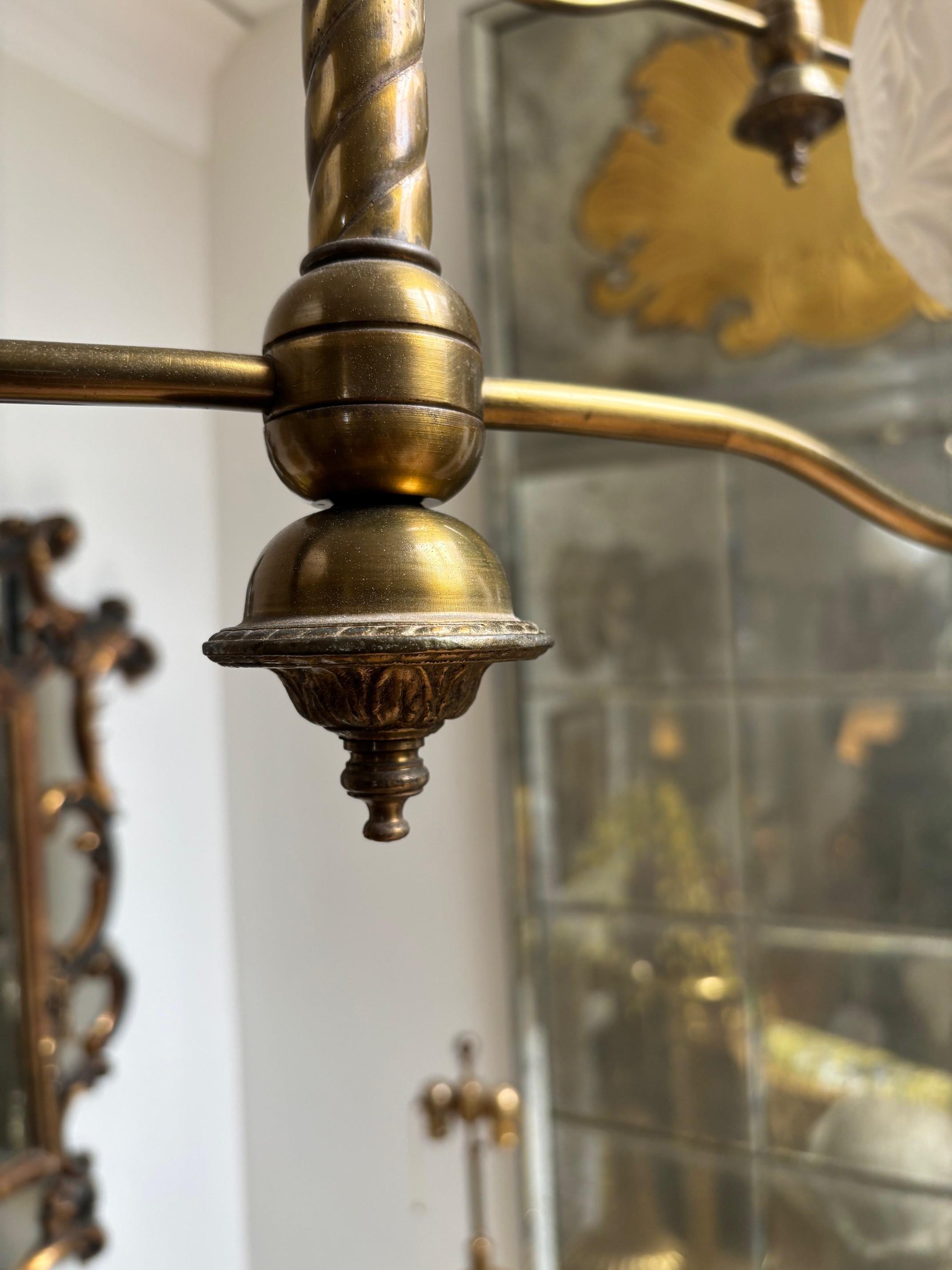 Metà XVII secolo Ciondolo d'ottone a due luci in stile vittoriano con globi di vetro in vendita