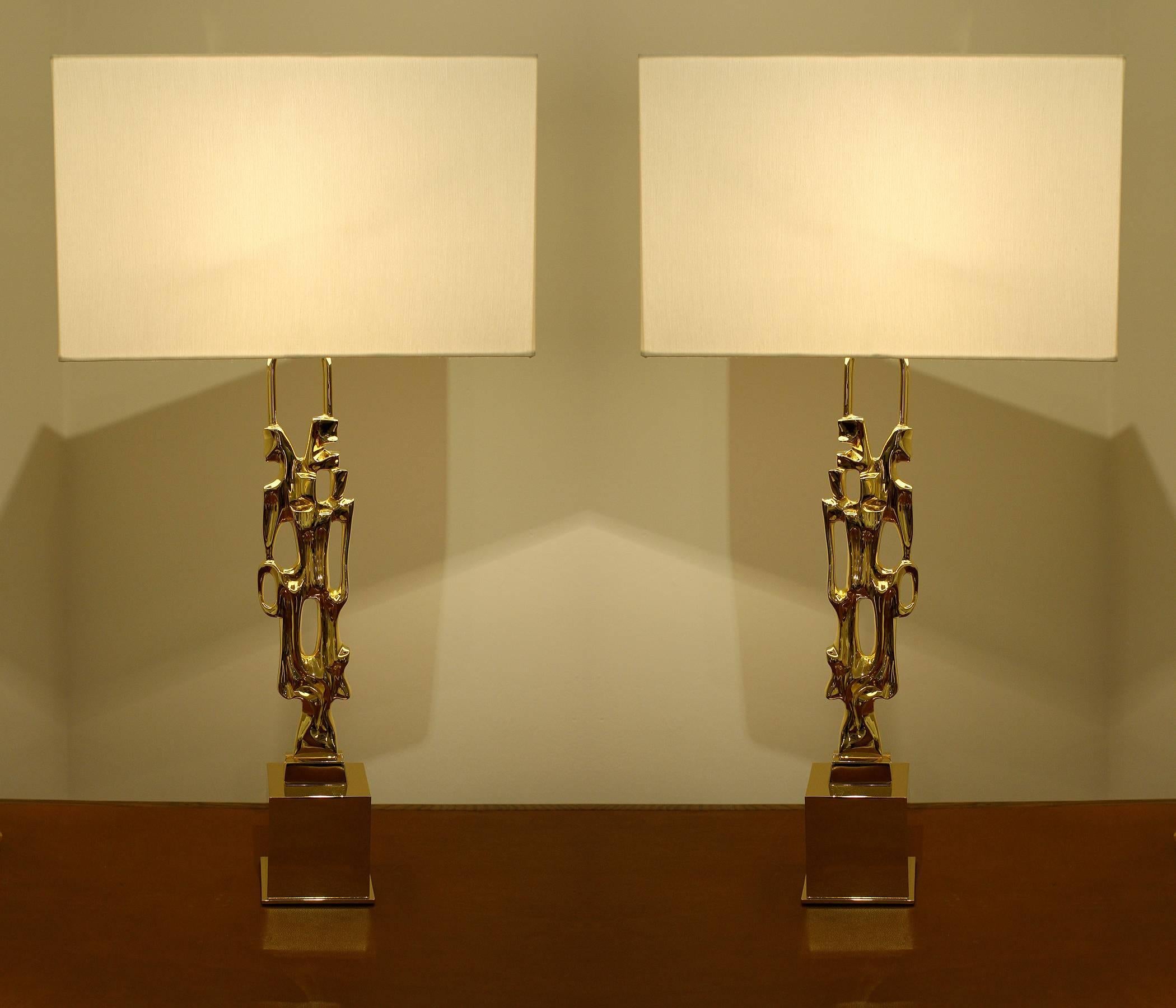 Pair of signed gilt bronze table lamps, signed Ph. Glapineau, active in the 1970s.
Heavily gilded, newly gilded. Wired for US, Candelabra socket.
Custom-made ivory silk pongee lampshade.
Measures: H 30