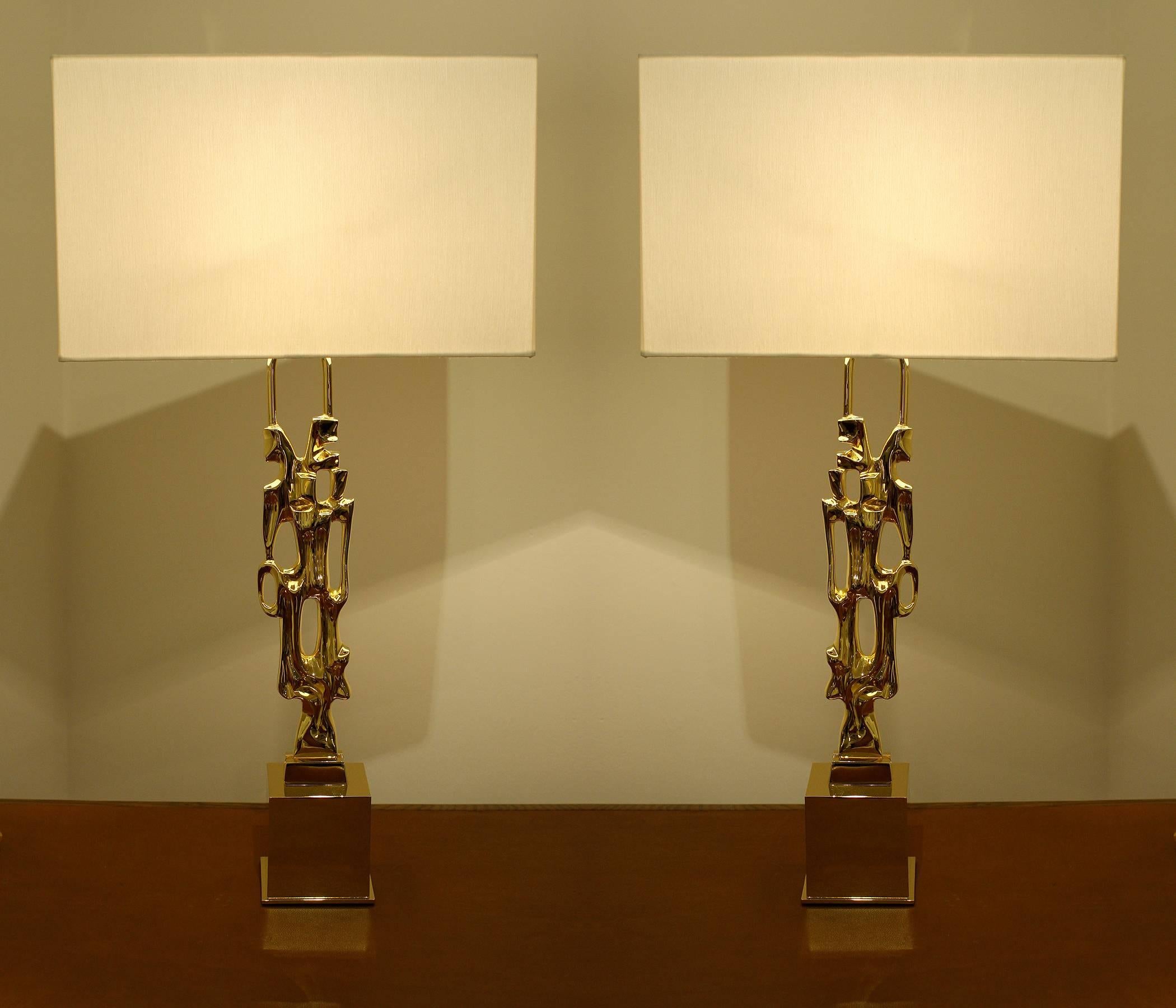 Pair of signed gilt bronze table lamps, signed Ph. Glapineau, active in the 1970s.
Heavily gilded, newly gilded. Wired for US, Candelabra socket.
Custom-made ivory silk pongee lampshade.
Measures: H 30