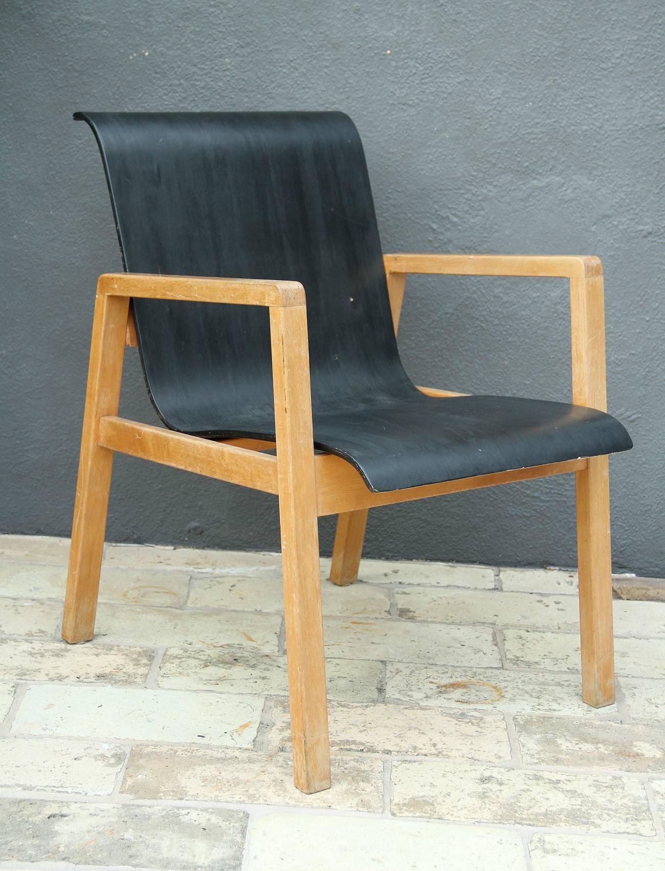 Alvar Aalto
hallway chair, designed in 1932 for the Paimio Sanatorium, Southwest Finland, model no. 51/403.
France, circa 1935-1940.
Natural and black painted laminated-birch plywood.
Original condition.