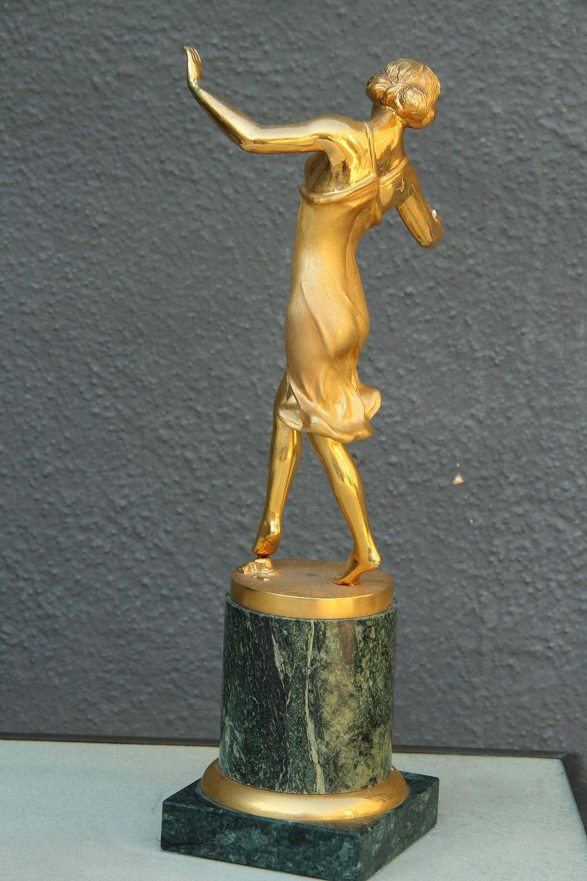 Very elegant gilt bronze sculpture, France, 1930.
Two different tones of finish, mat and shiny, accentuate the elegance of this dancer.
Base in green Empire marble.
Measure: H 11