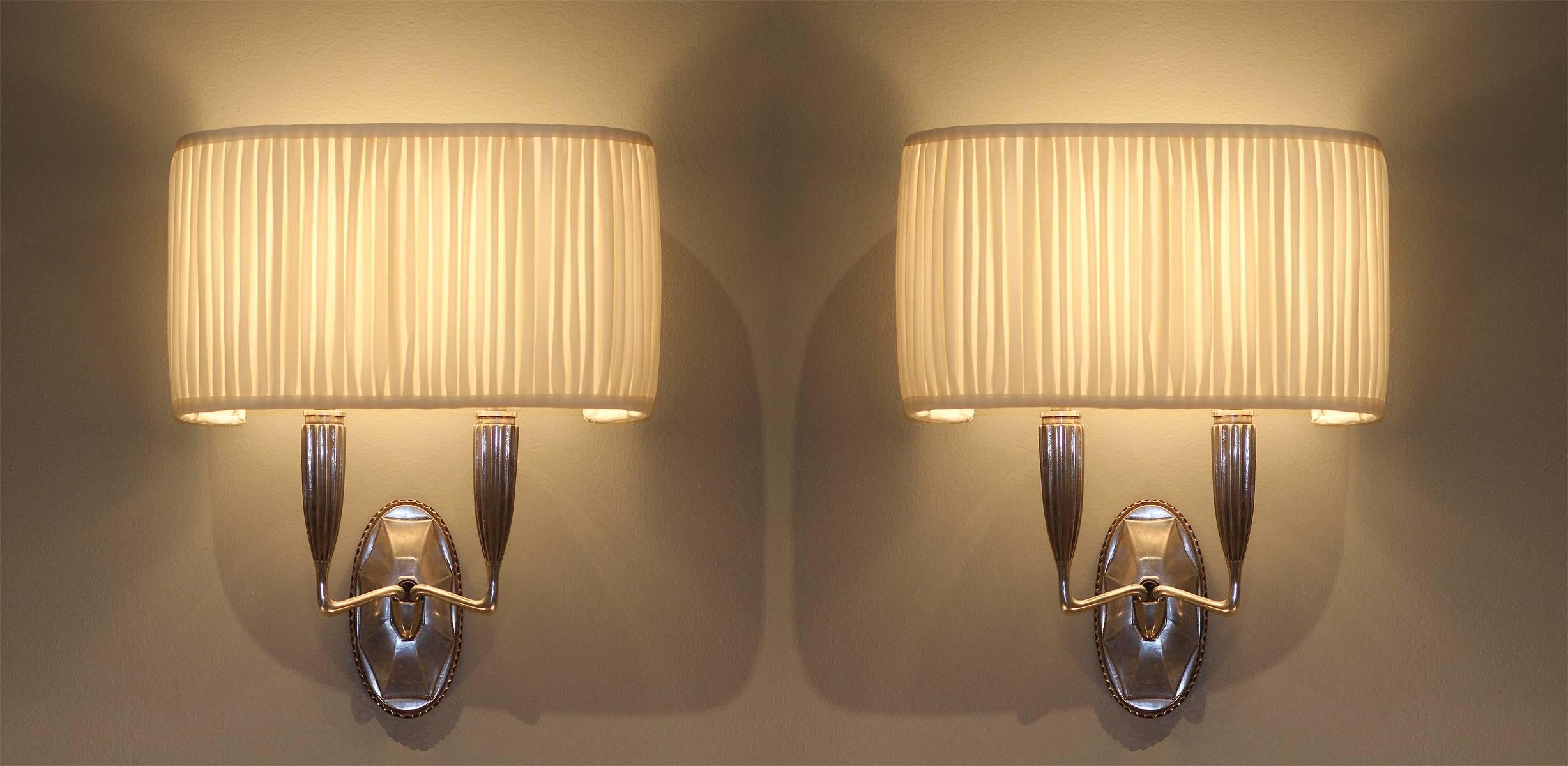 Exceptional set of four silver-plated bronze sconces designed by Emile-Jacques Ruhlmann (1879-1933).
Bronze casting by l'Art du bronze, France, circa 1925.
Rewired for US, bayonet sockets, 110v light bulbs. Silk pleated lampshades redone.
Measures: