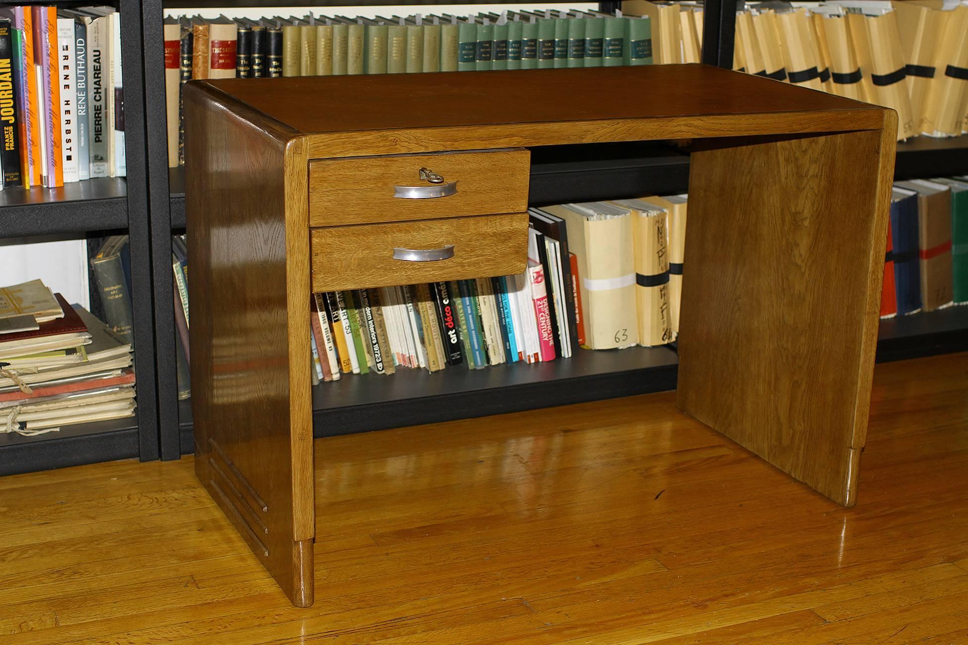 Jean Pascaud (1903-1996)
Original oak desk from the Cite Universitaire of Paris with two drawers.
Measurements:
H 29