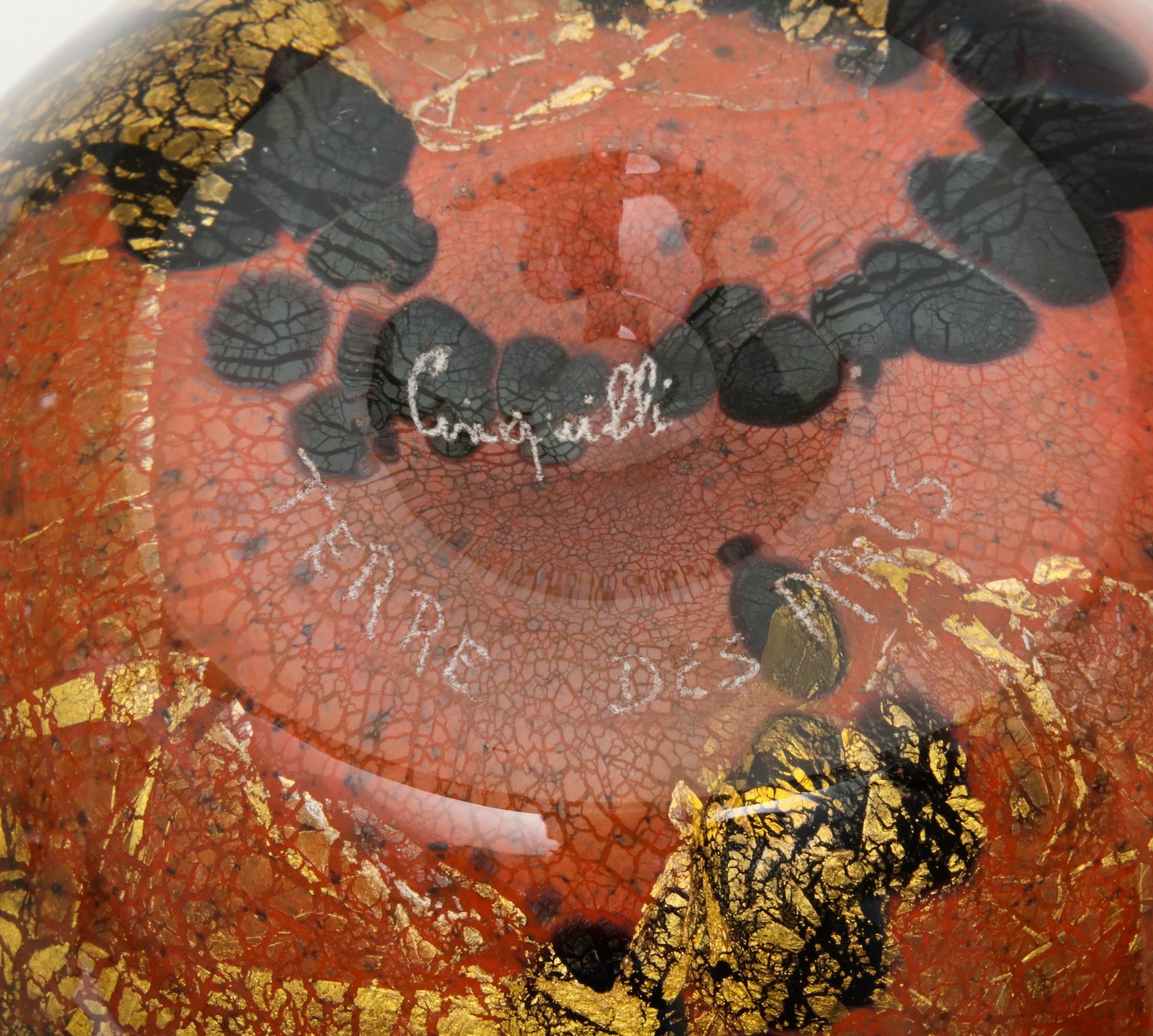 Eine wunderbare vulkanische Vase mit goldenen Einschlüssen, umhüllt von rotem und schwarzem mundgeblasenem Glas. Die Vase ist signiert Terre des Arts mit einer Unterschrift des Handwerkers (unbekannt).