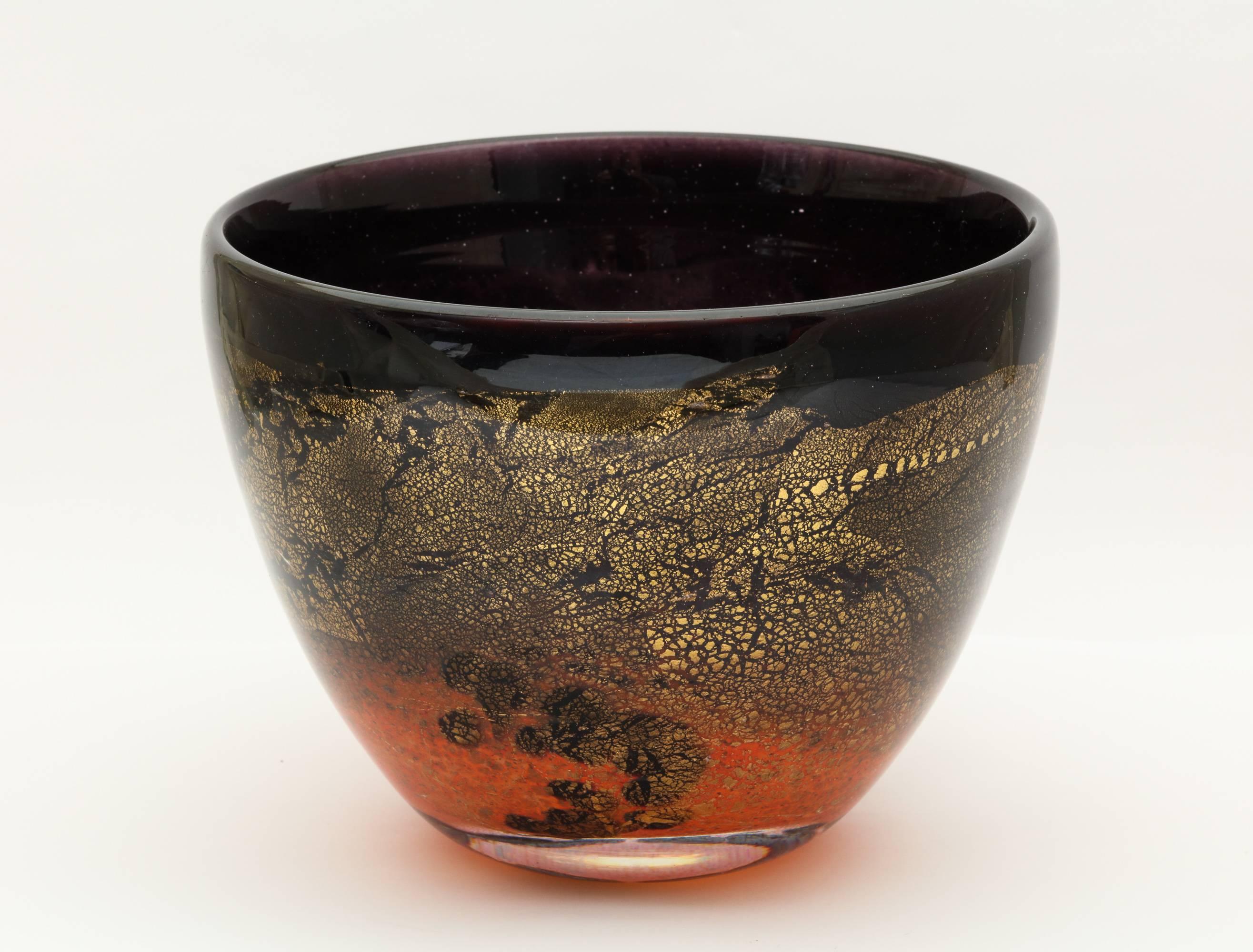 Organique Bol en verre soufflé à la main Terre Des Arts rouge volcanique et noir en vente