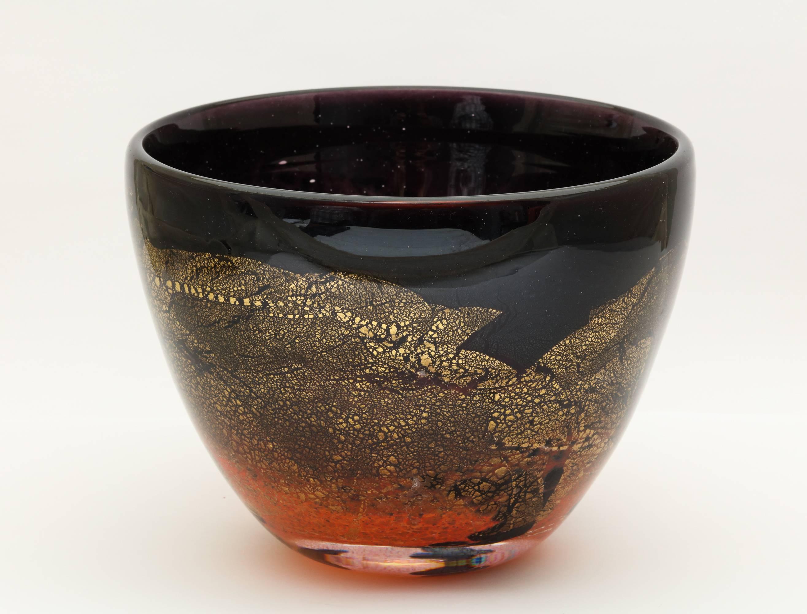 Français Bol en verre soufflé Terre des Arts rouge volcanique et noir en vente