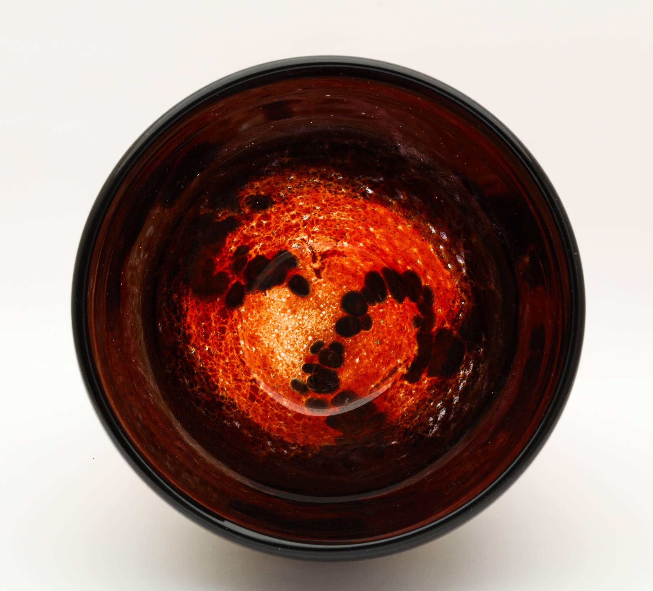 20ième siècle Bol en verre soufflé à la main Terre Des Arts rouge volcanique et noir en vente
