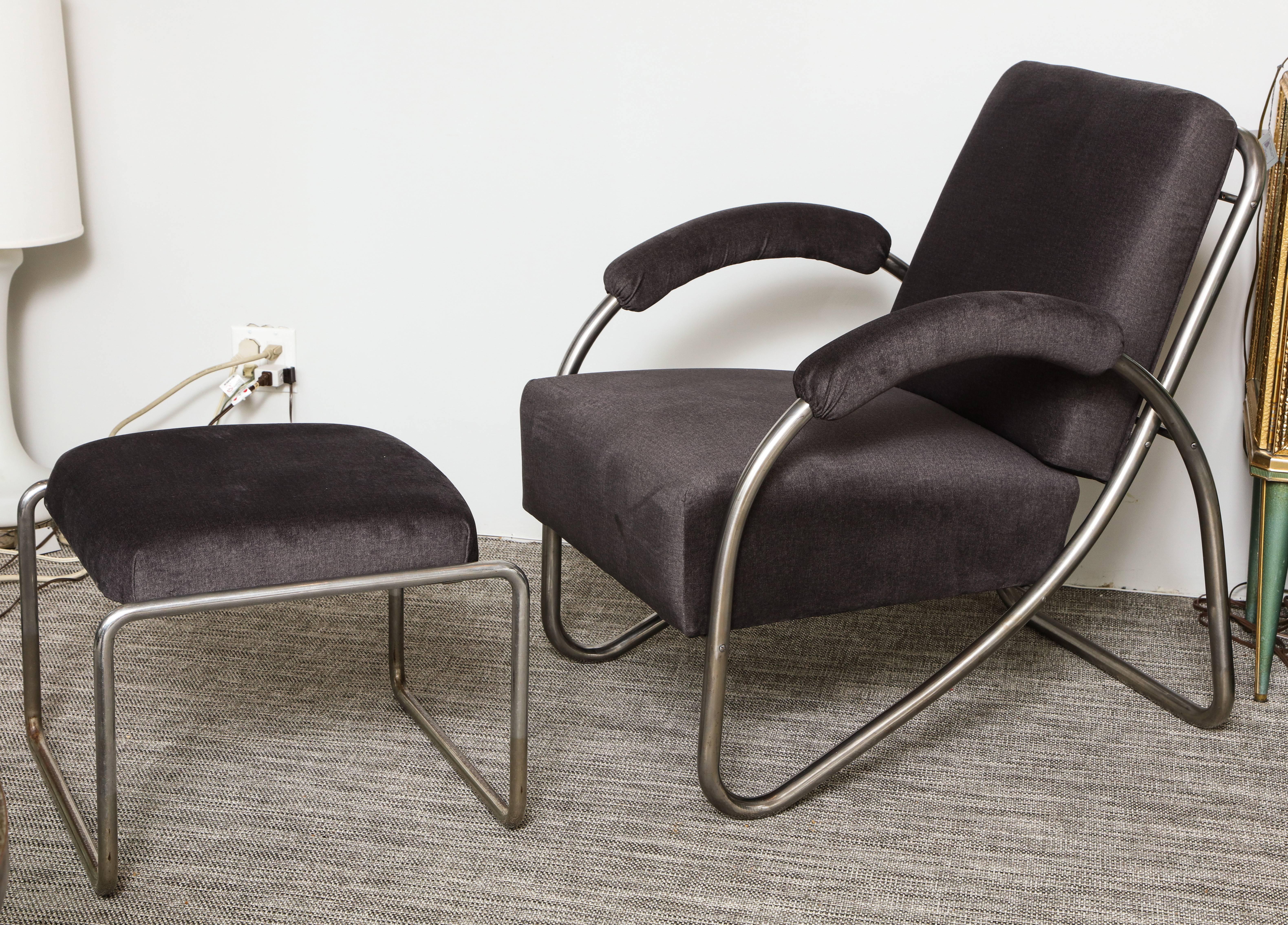 A fantastic pair of period Art Deco lounge chairs made in tubular steel with a design that appears as one continuous line throughout. They are very comfortable and have a slight spring to them due to the excellent design.  In the 1931 Desta Stahl