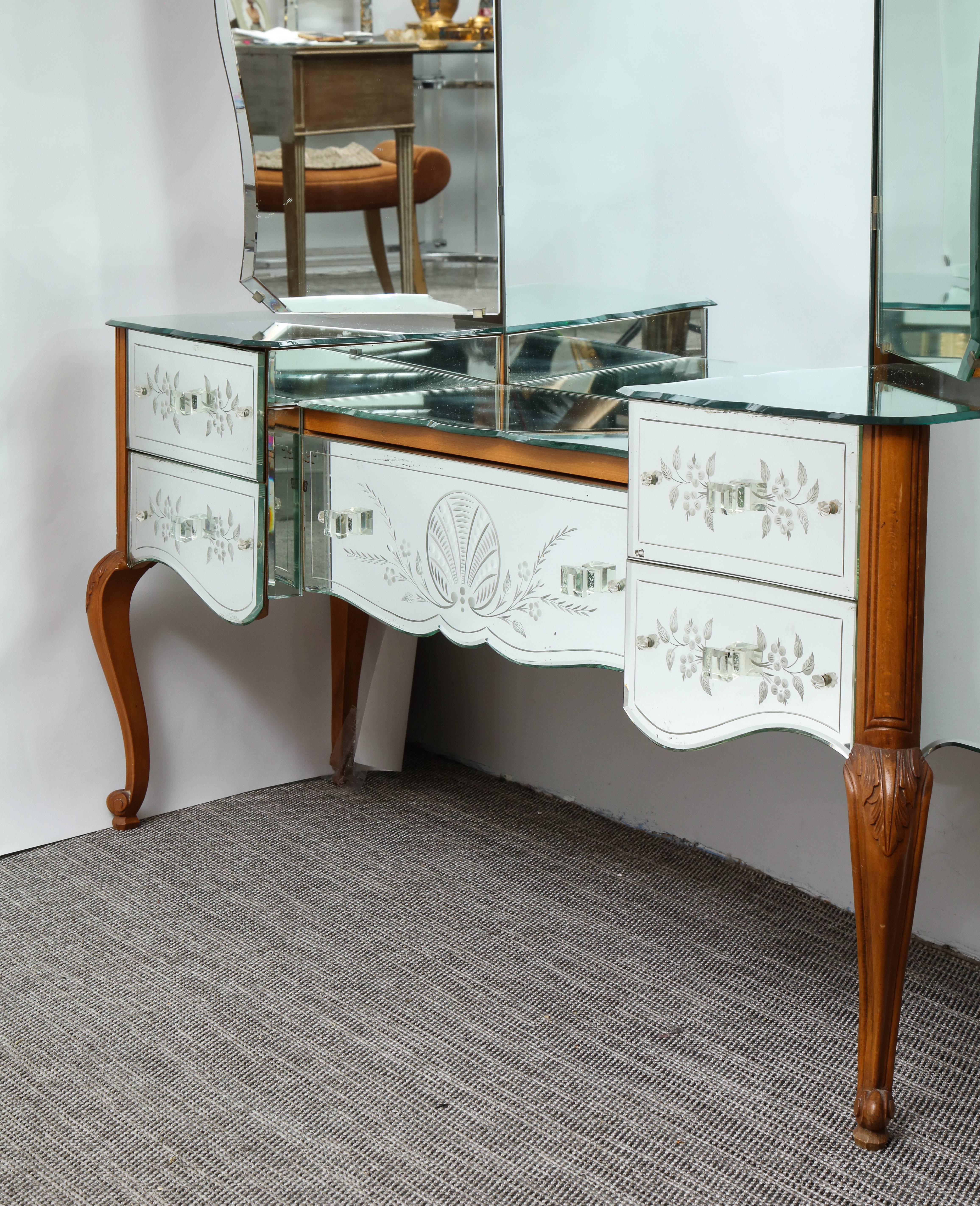 French Bevelled and Etched Mirrored Vanity with Trifold Mirror In Good Condition In New York, NY