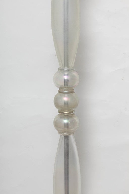 Une superbe paire de torchères Murano vintage. Le verre irisé a une couleur champagne opaline. L'aspect du globe varie en fonction du type d'ampoule utilisé. Ils ont été recâblés pour le câblage américain.