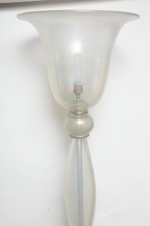 Art déco Grands lampadaires vintage irisés de Murano en vente