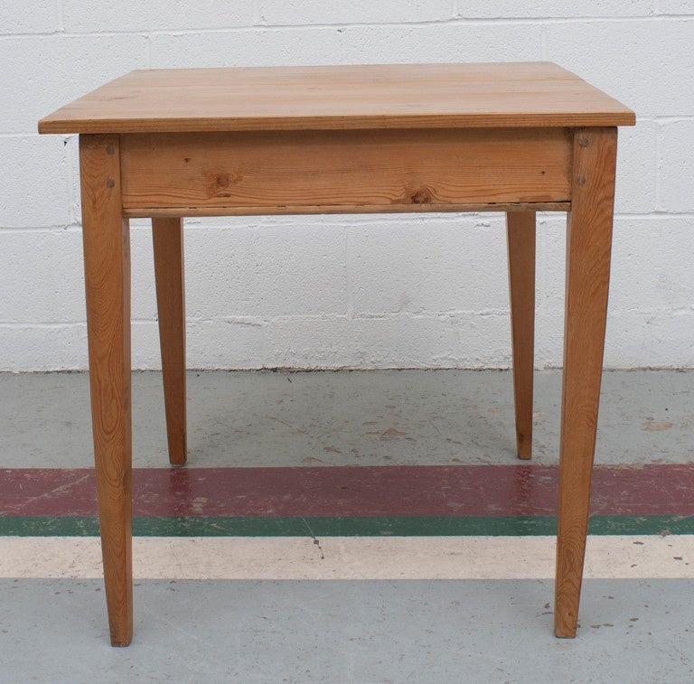 Pine End Table In Good Condition In Baltimore, MD