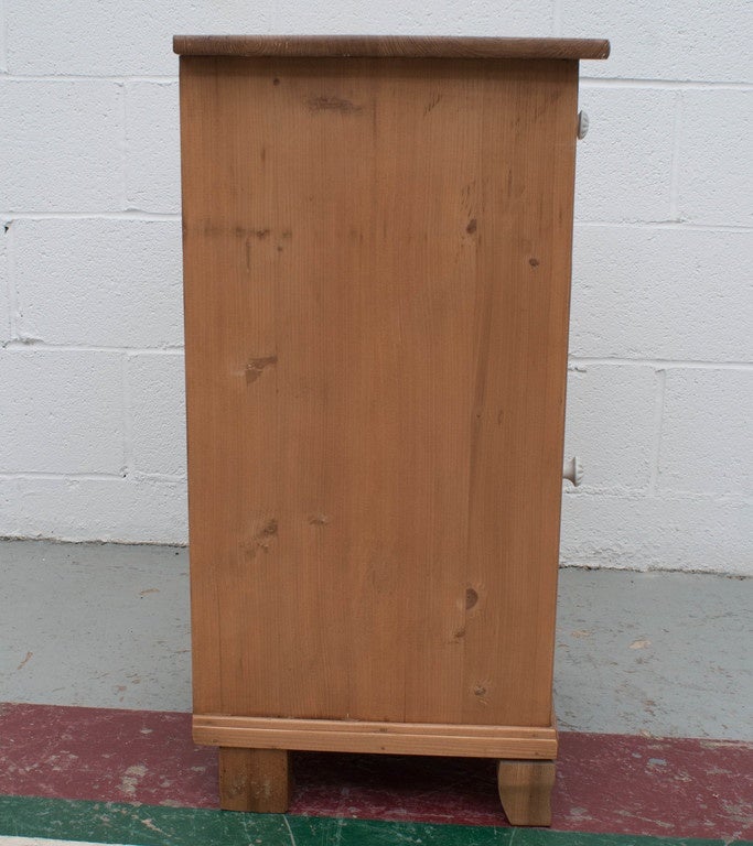 Pine Night Stand In Excellent Condition In Baltimore, MD