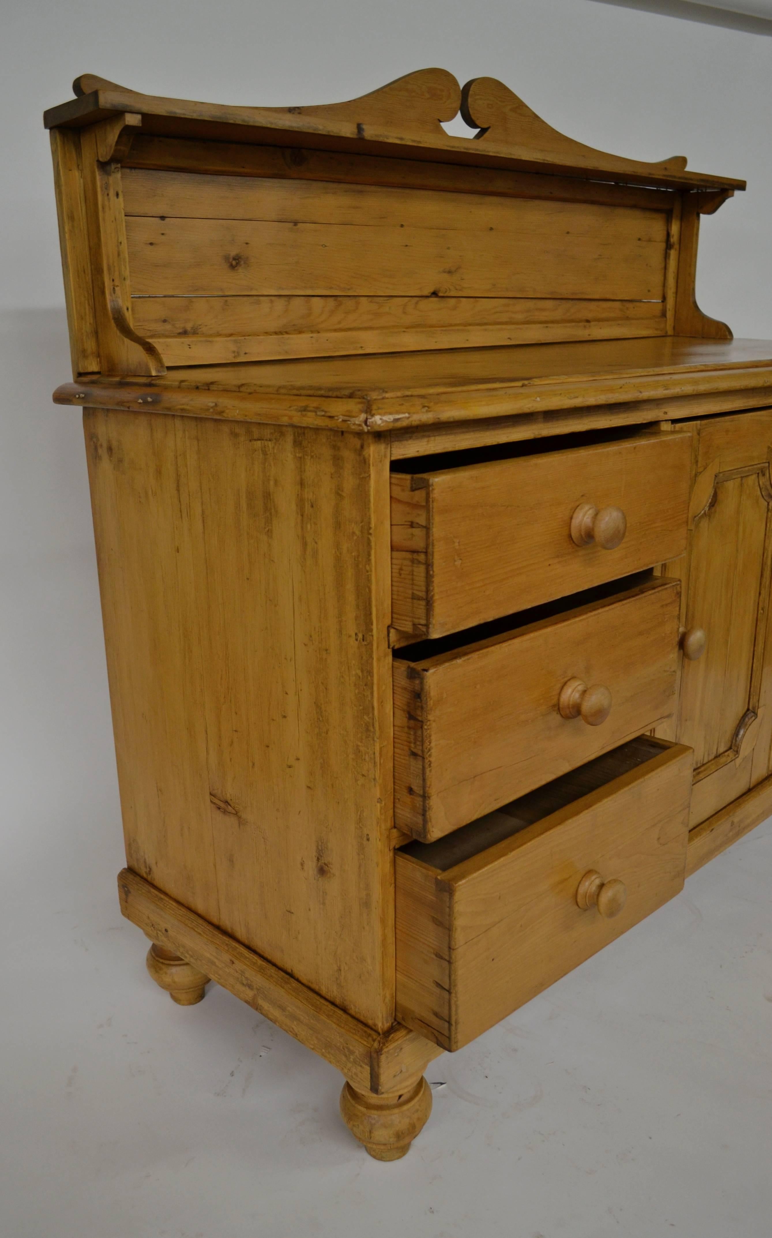 Pine Yorkshire Sideboard In Good Condition In Baltimore, MD