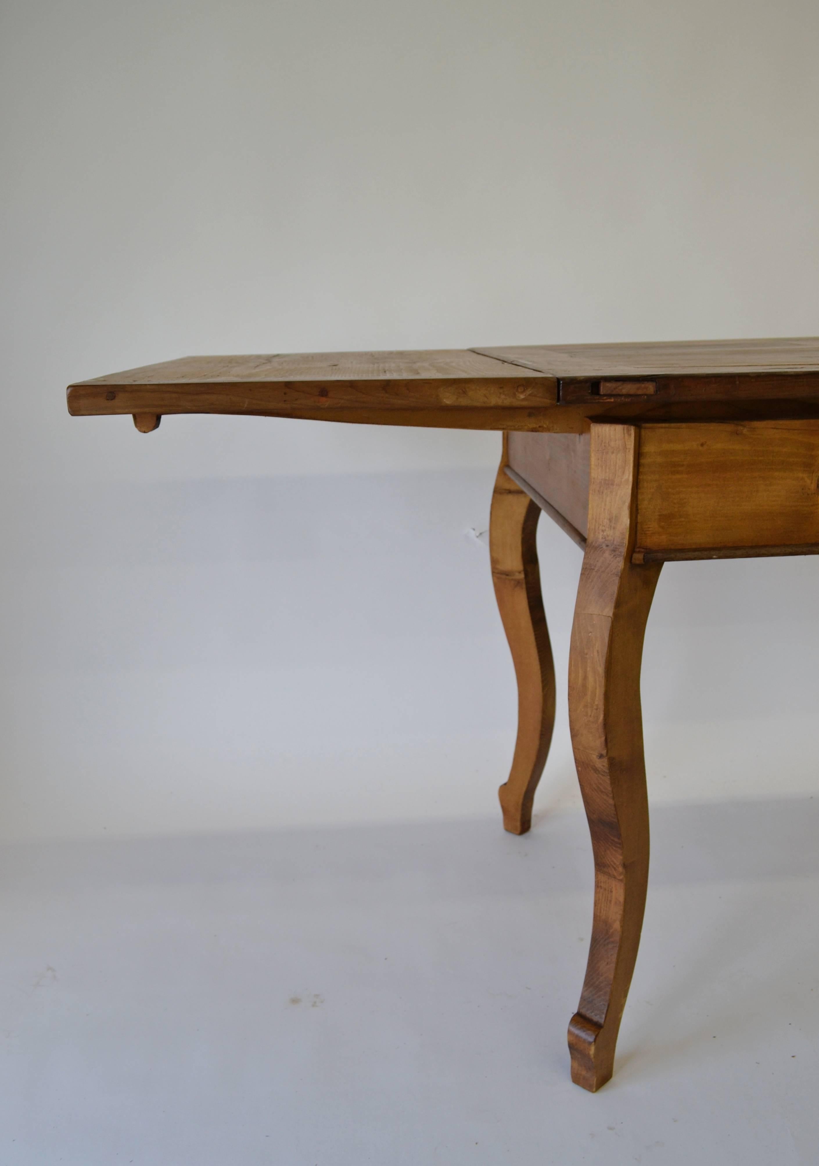 Pine and Chestnut Cabriole Leg Draw Leaf Table In Excellent Condition In Baltimore, MD