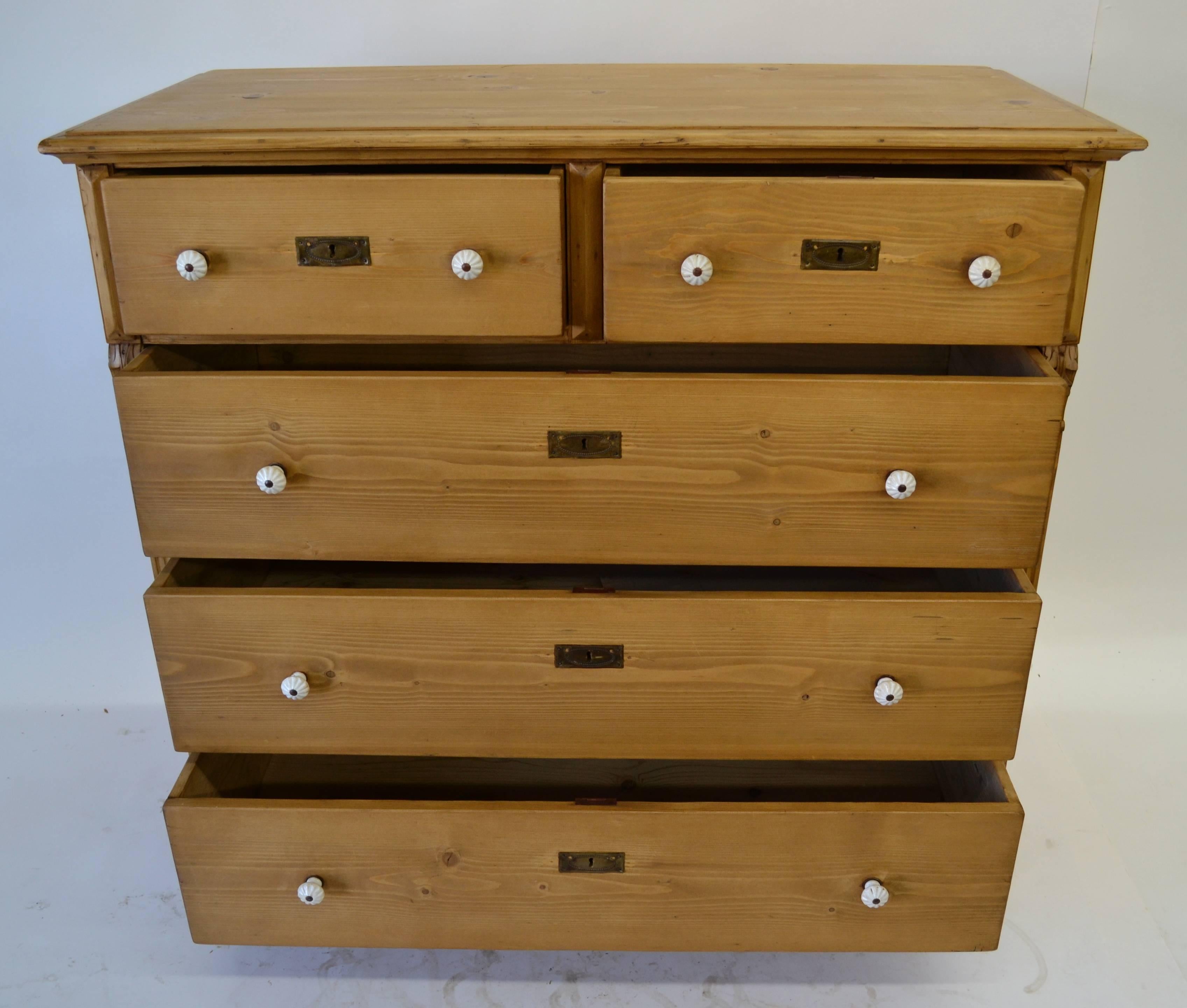 Pine Chest of Drawers In Excellent Condition In Baltimore, MD