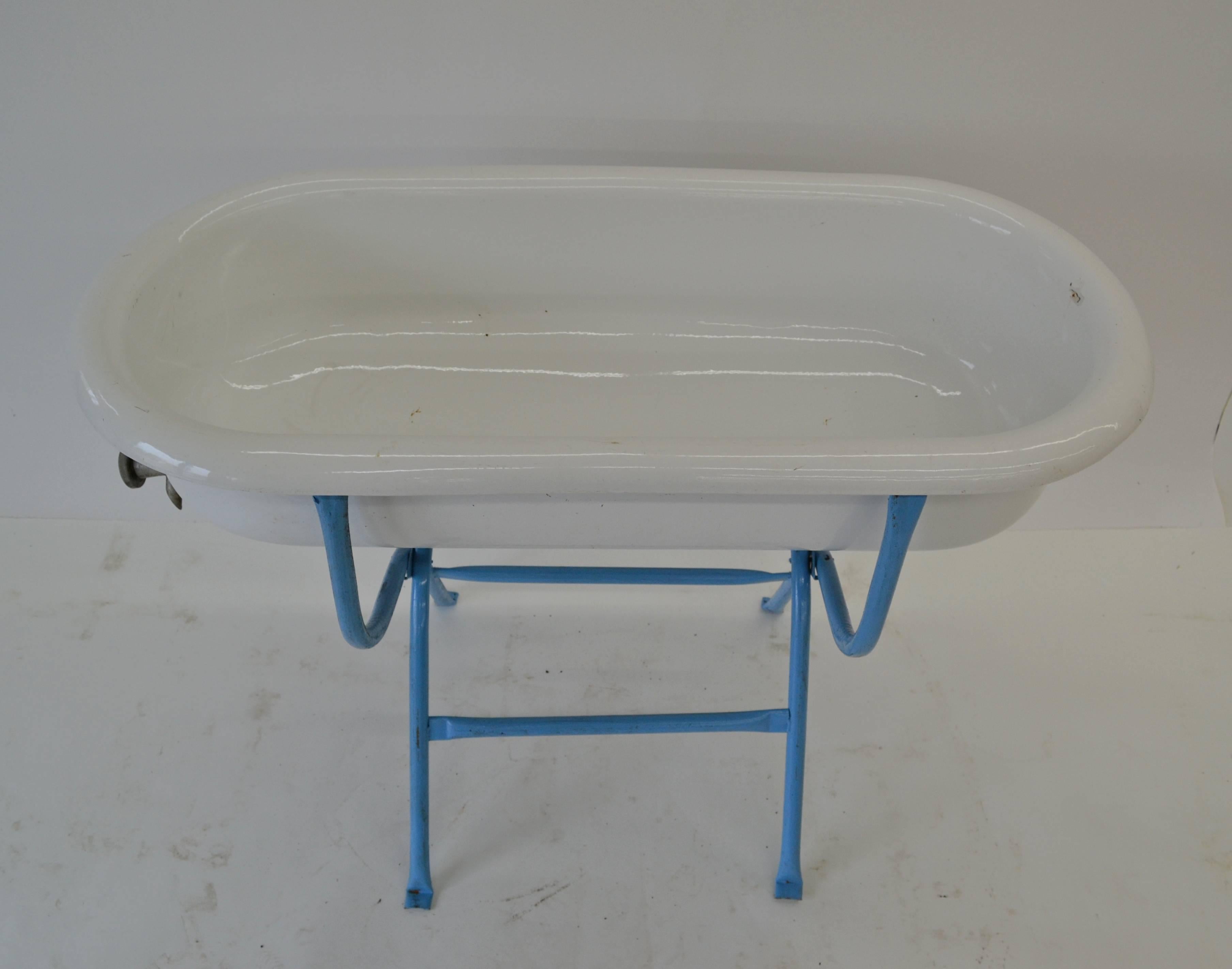 Vintage Porcelain Baby Bath In Excellent Condition In Baltimore, MD