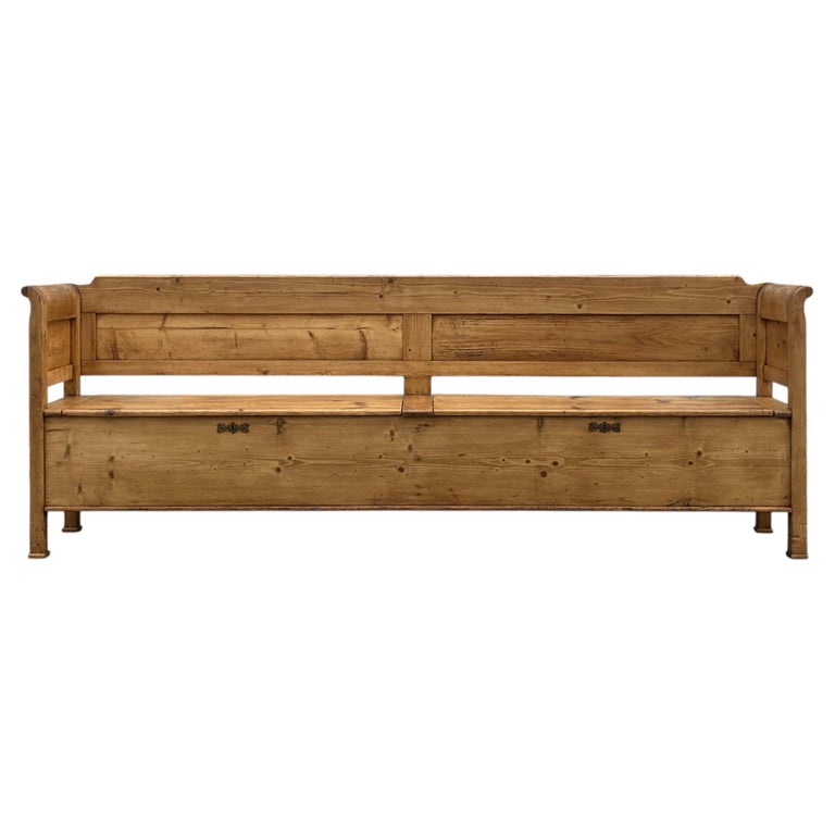 Aufbewahrungsbank oder Sitzbank aus Kiefernholz mit zwei Fächern im Angebot bei 1stDibs Deutschland