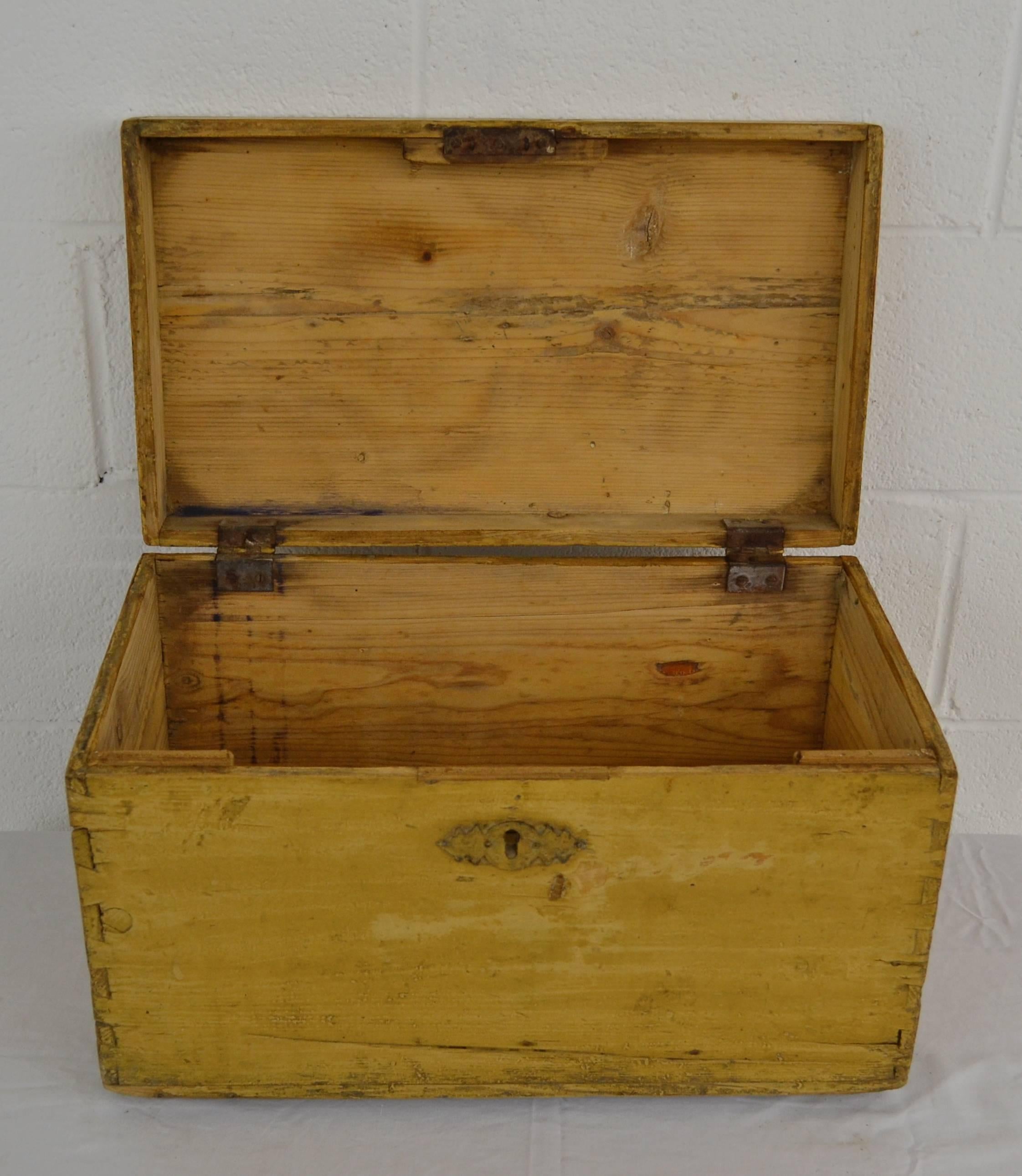 Vintage Pine Army Box In Good Condition In Baltimore, MD
