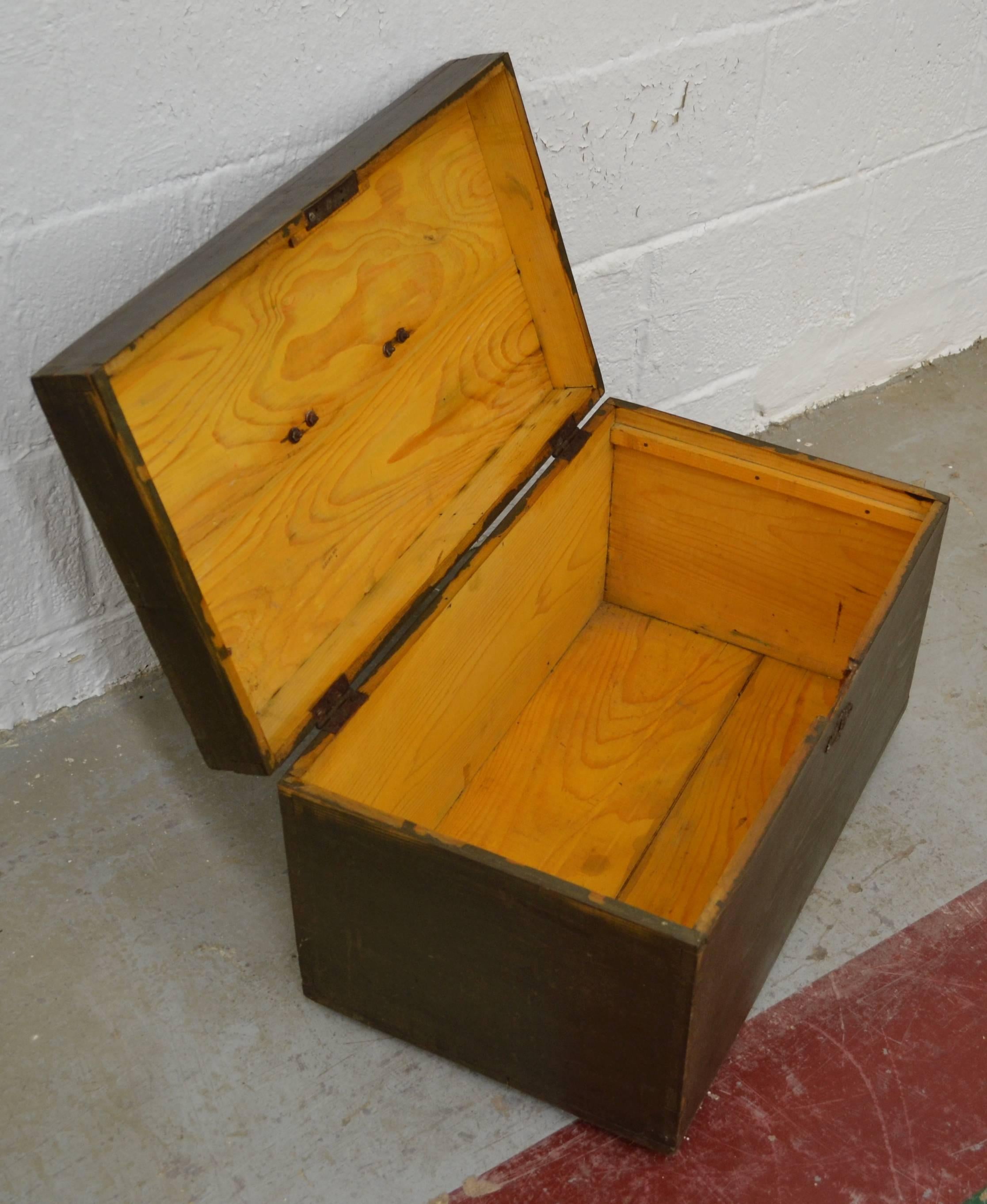 Vintage Painted Pine Army Box In Good Condition In Baltimore, MD