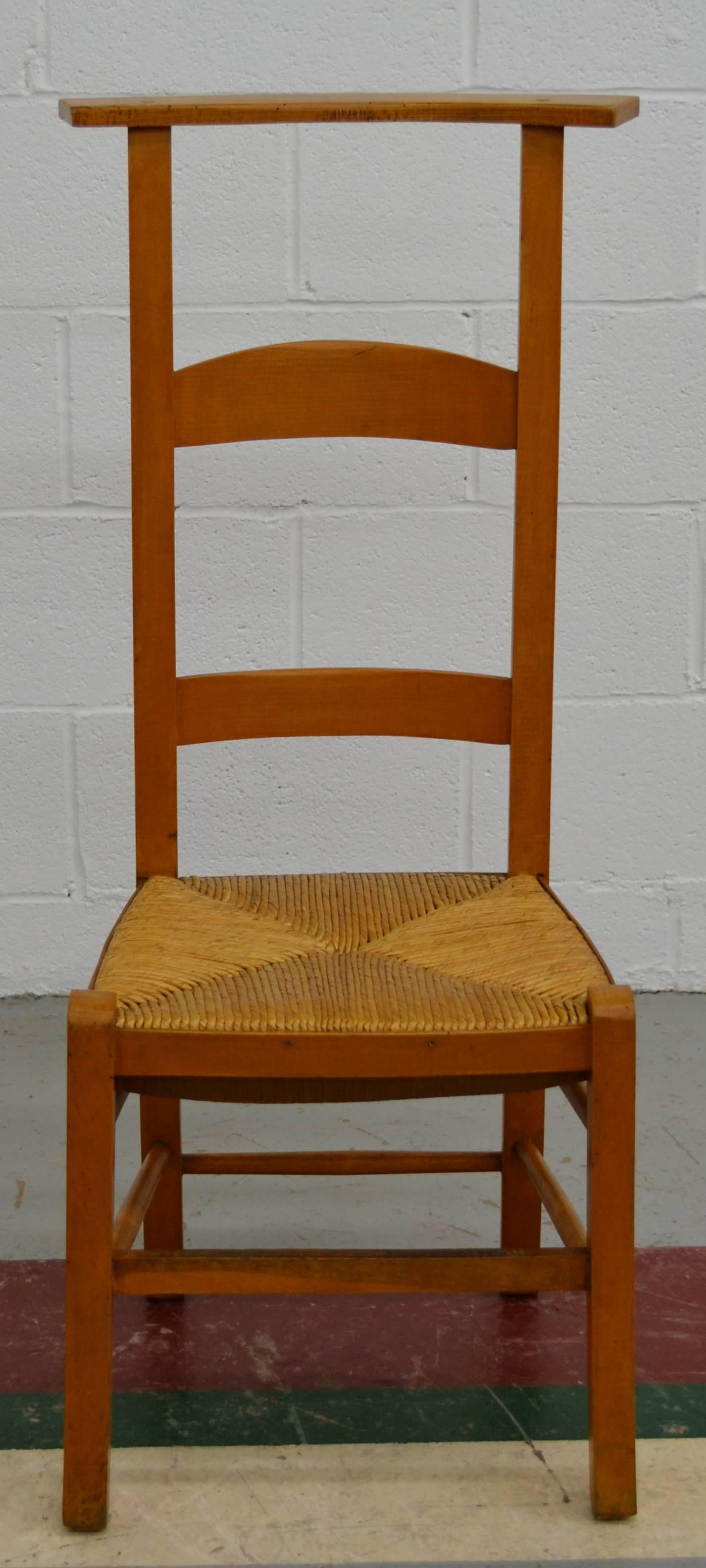 Ein schönes Paar Gebetsstühle aus Hartholz mit Leiterlehne, Binsen-Sitzen, Säbelbeinen und einer flachen oberen Schiene.  