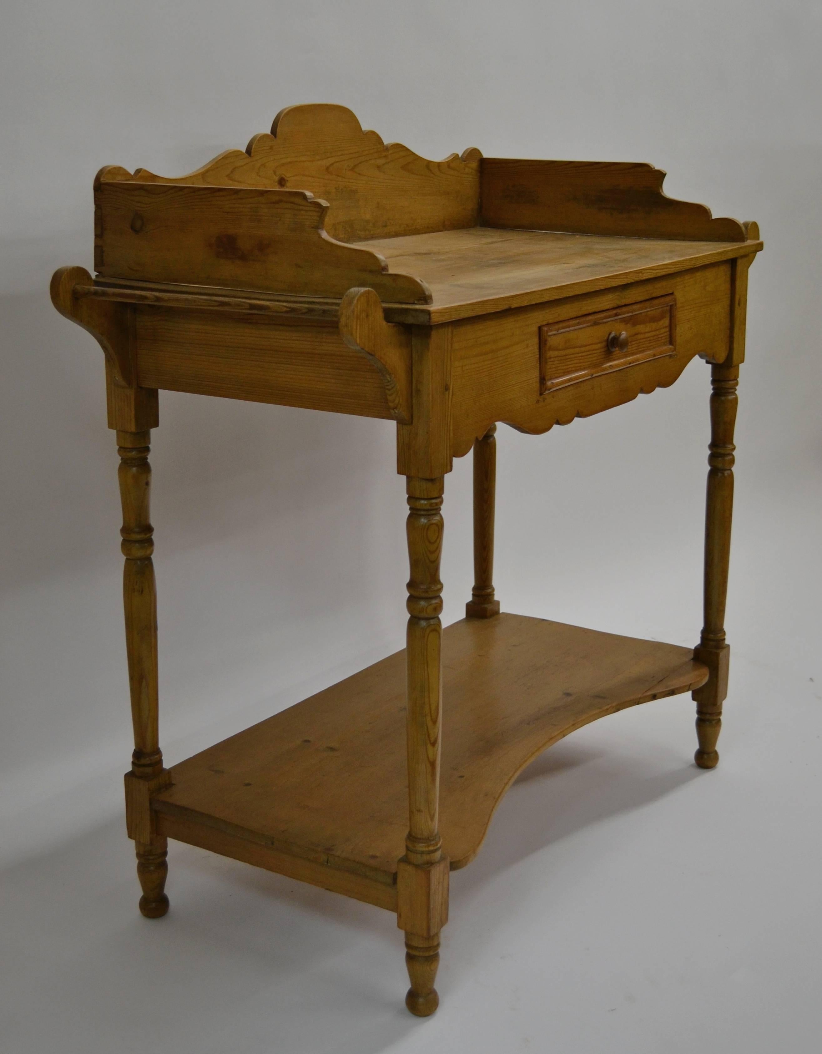 English Pine Washstand In Good Condition In Baltimore, MD