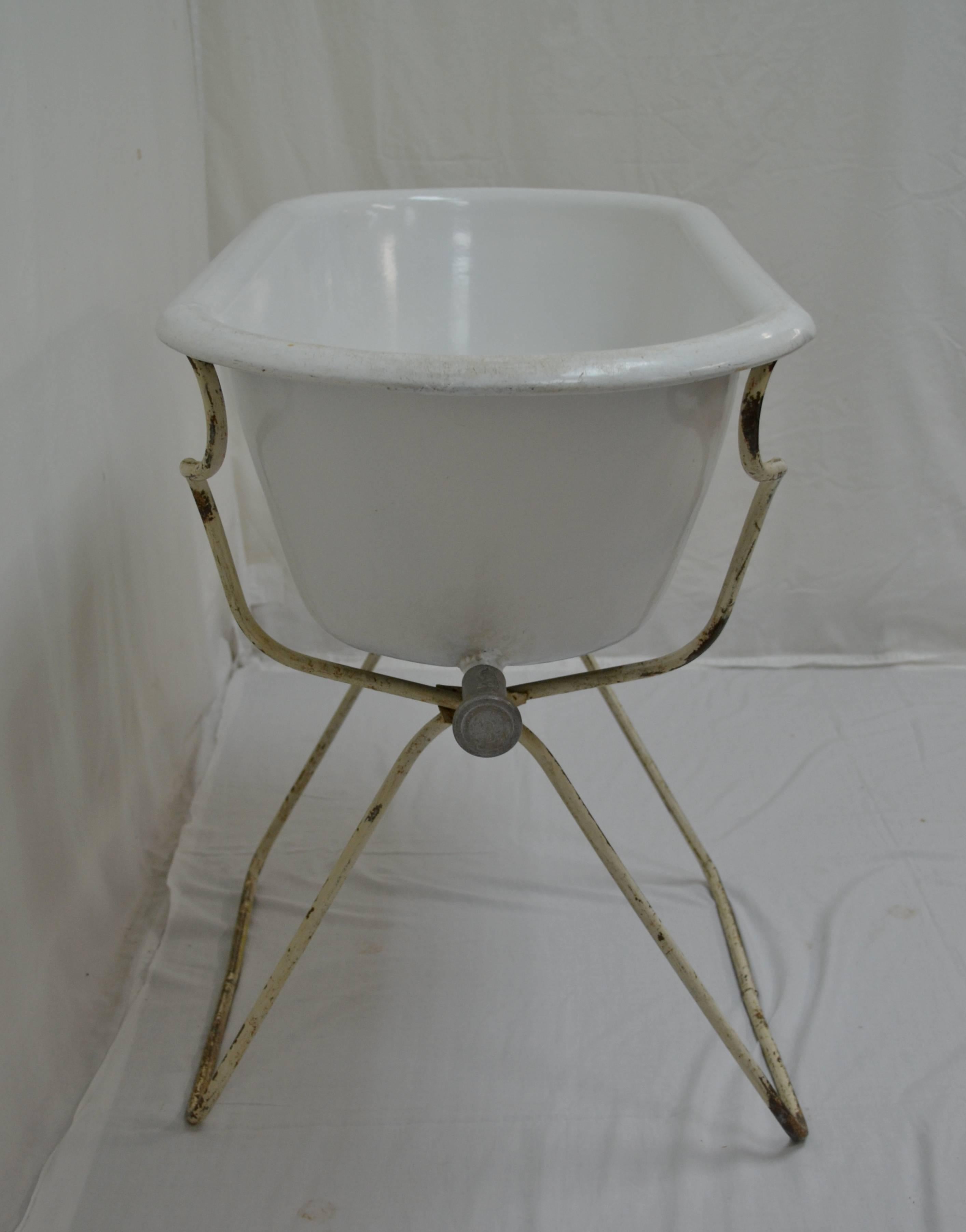 Vintage Porcelain Enamel Baby Bath on Stand In Good Condition In Baltimore, MD