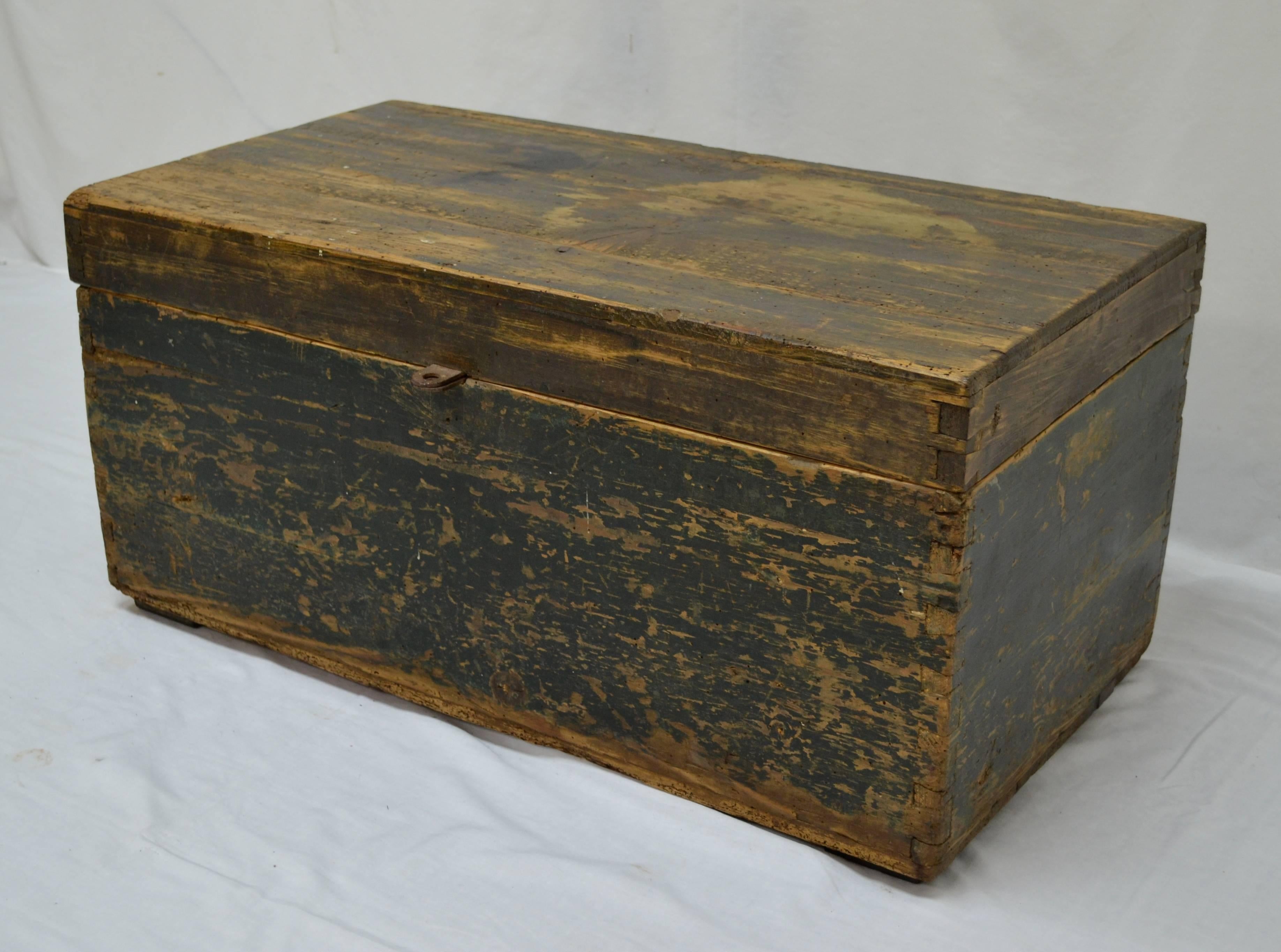 Painted Pine Dovetailed Tool Box In Good Condition In Baltimore, MD