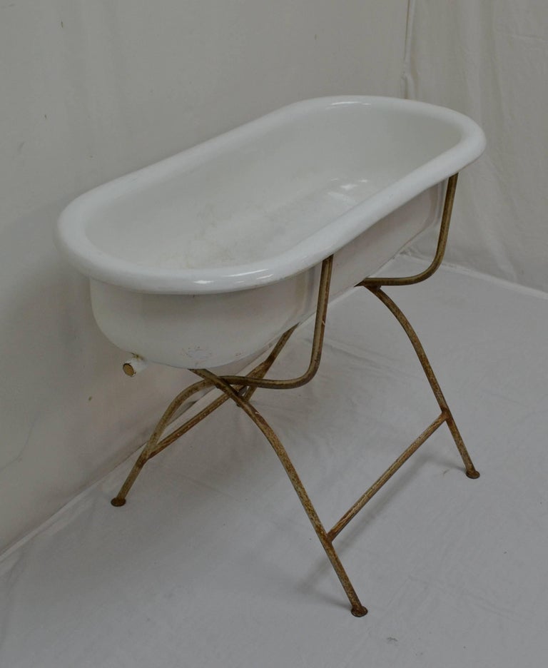 Vintage Porcelain Enamel Baby Bath On, Vintage Enamelware Baby Bathtub