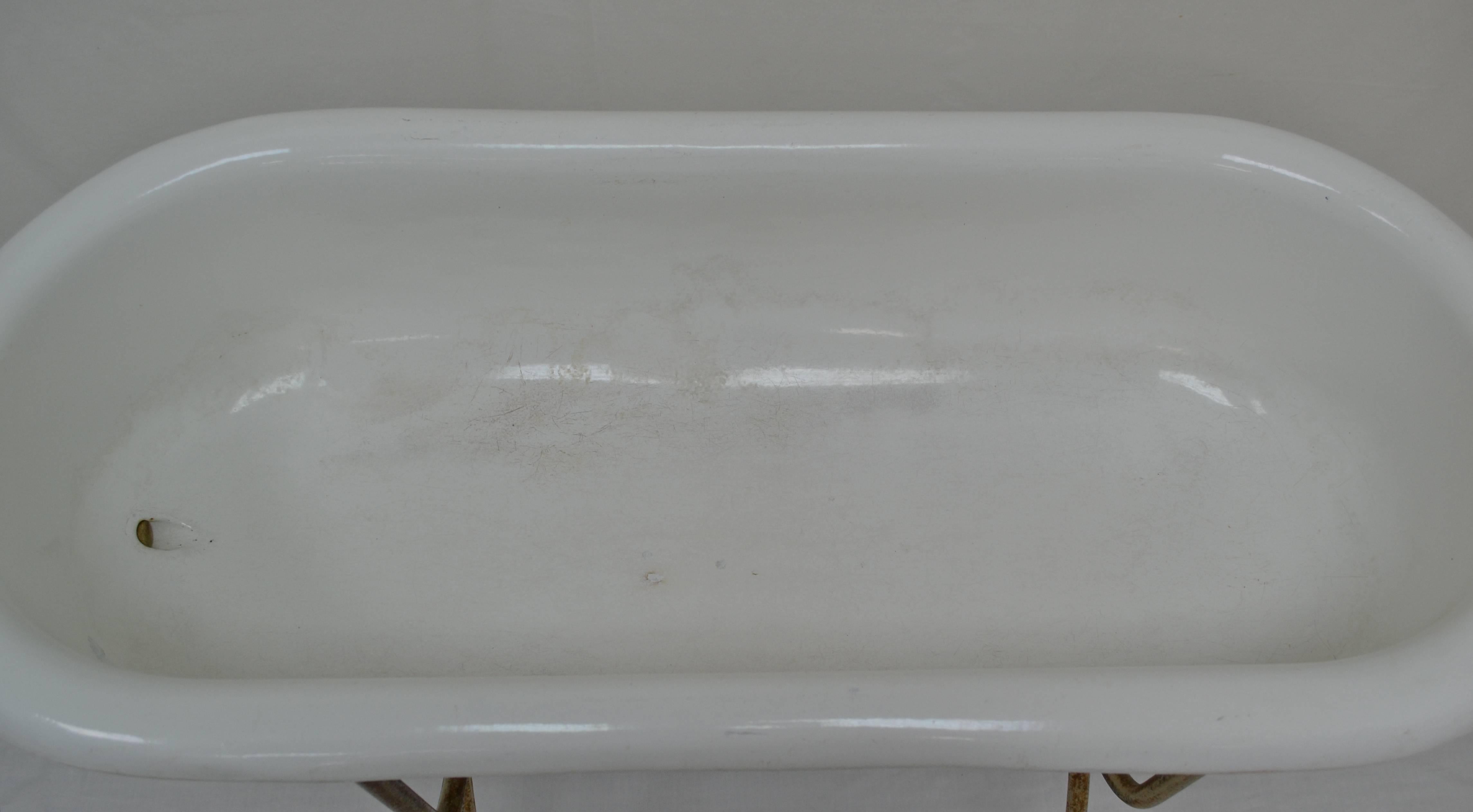 Vintage Porcelain Enamel Baby Bath on Tubular Stand In Good Condition In Baltimore, MD