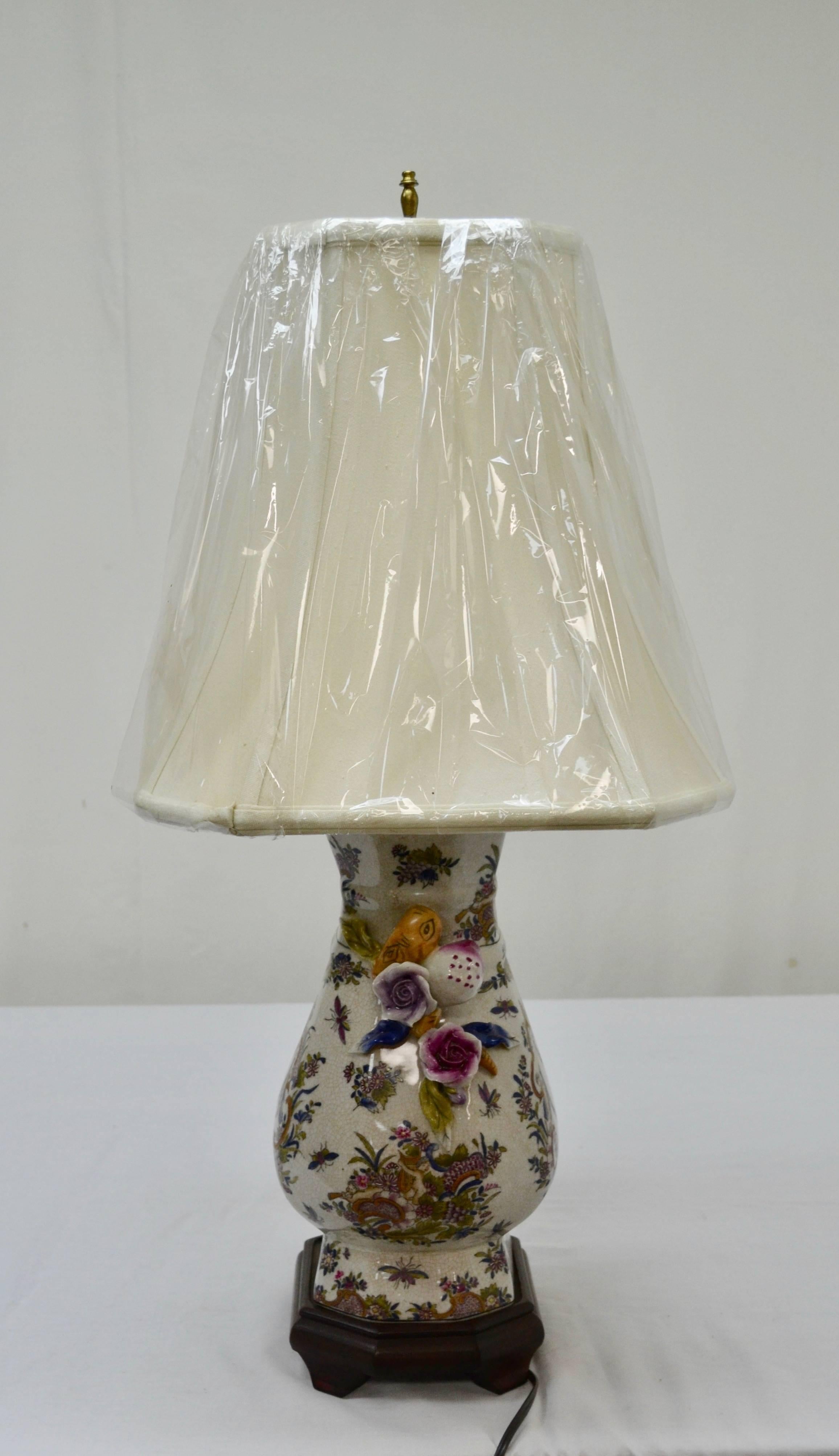 Lámpara de mesa con jarrón de porcelana china Chino en venta