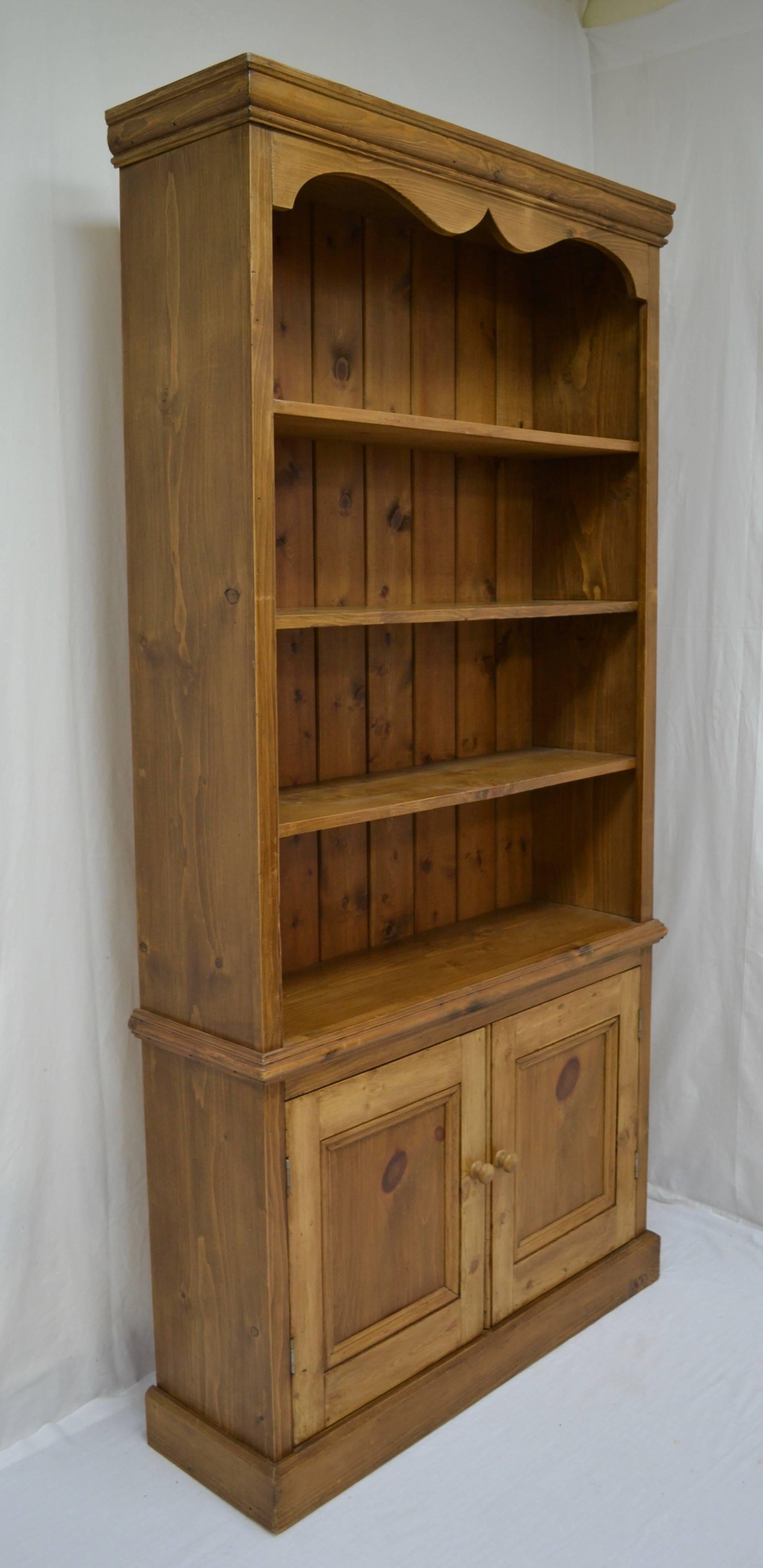Antique pine bookcases can be hard to find so a workshop in England has fashioned this small and versatile piece from reclaimed pine, using traditional construction techniques This otherwise plain piece has a scalloped frieze beneath its crown