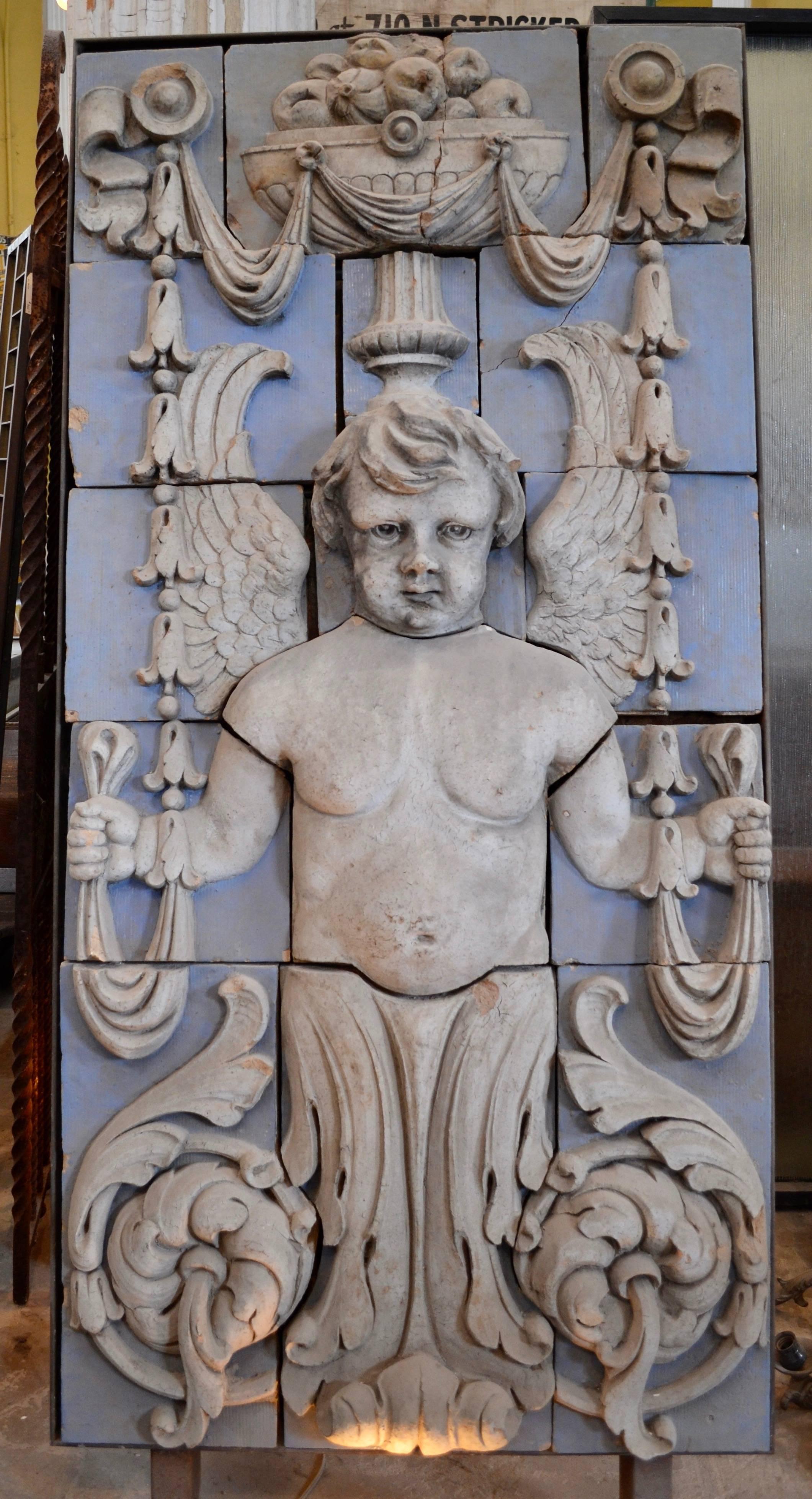 Ein polychromer Terrakotta-Engel aus fünfzehn Teilen in der Tradition von Luca Della Robbia, der aus dem 1917 abgerissenen Southern Hotel in der Innenstadt von Baltimore geborgen wurde.  Das Hotel, das für sein Dachrestaurant und seine