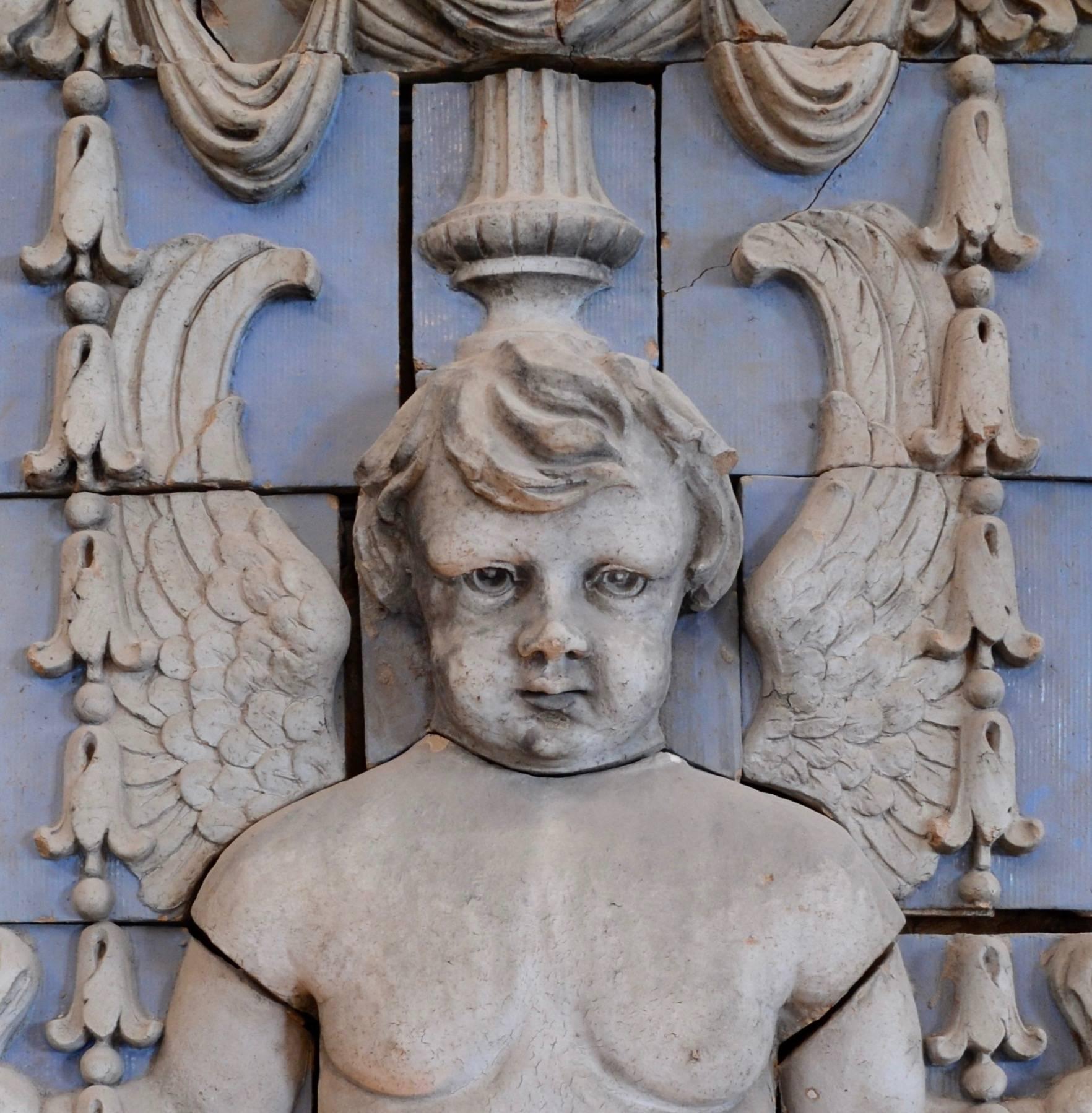 Terrakotta-Engel mit polychromem Schild (Beaux Arts) im Angebot