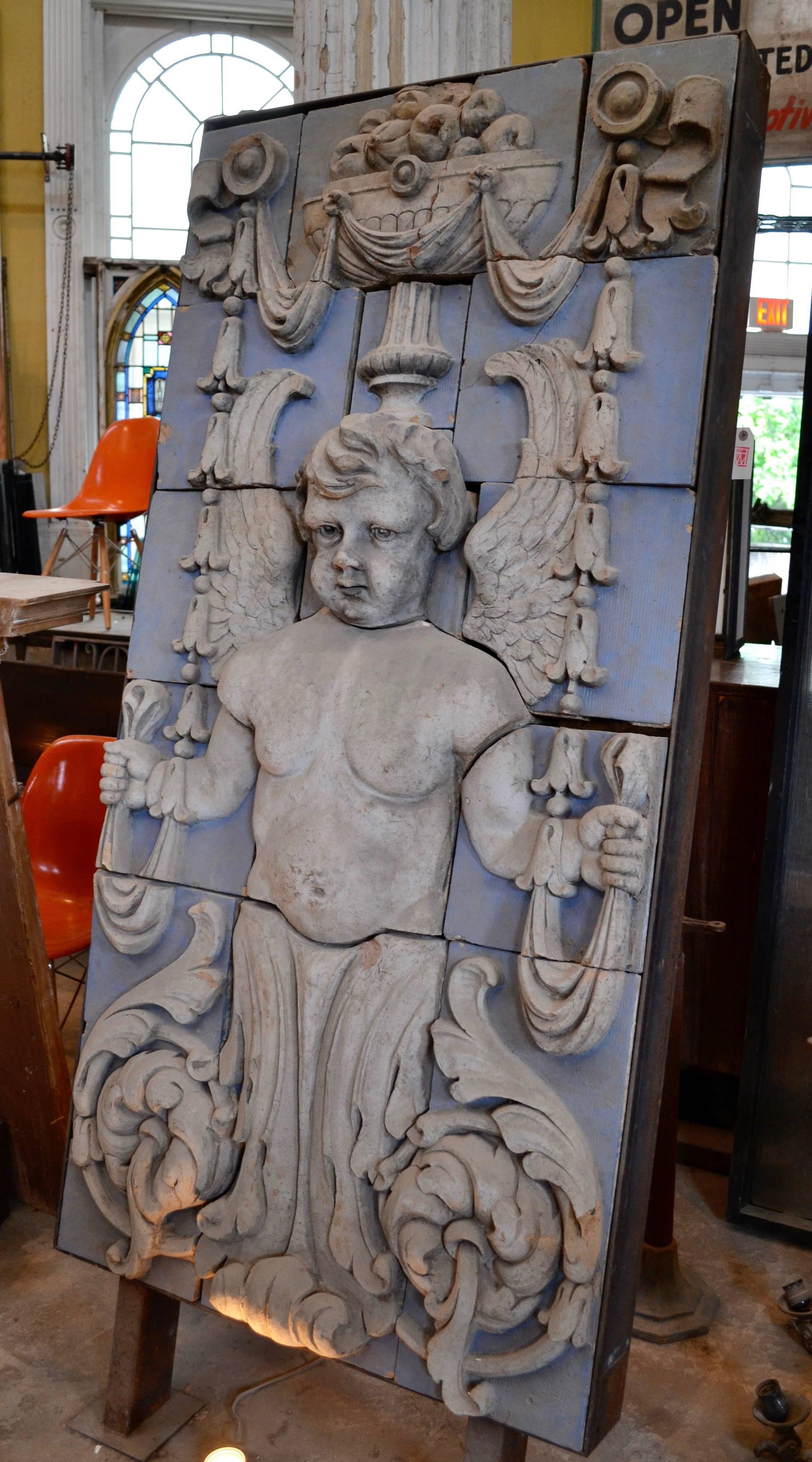 Terrakotta-Engel mit polychromem Schild (Polychromiert) im Angebot