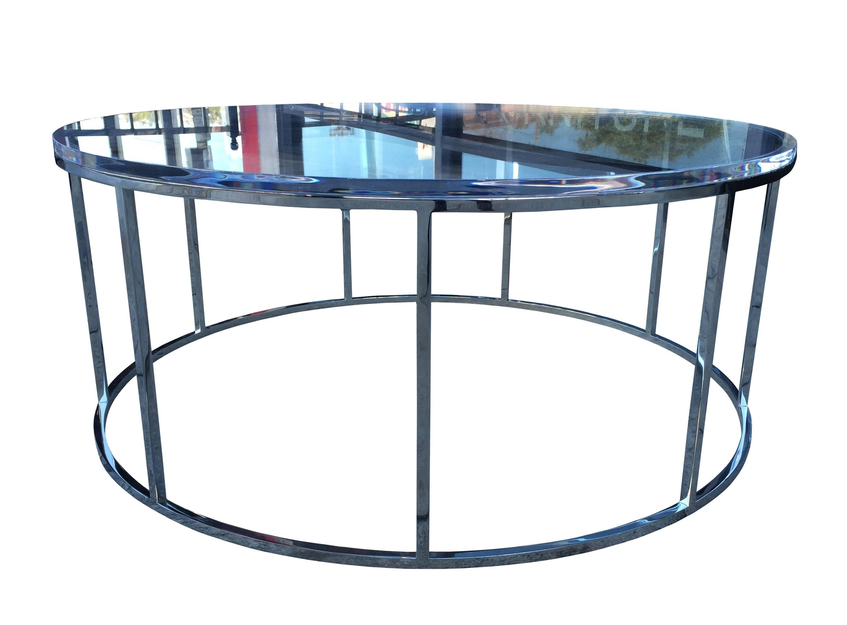 Les styles minimaliste et fantaisiste décrivent le mieux cette table basse, exécutée en acier inoxydable avec une finition polie et surmontée d'un plateau en Lucite de 1