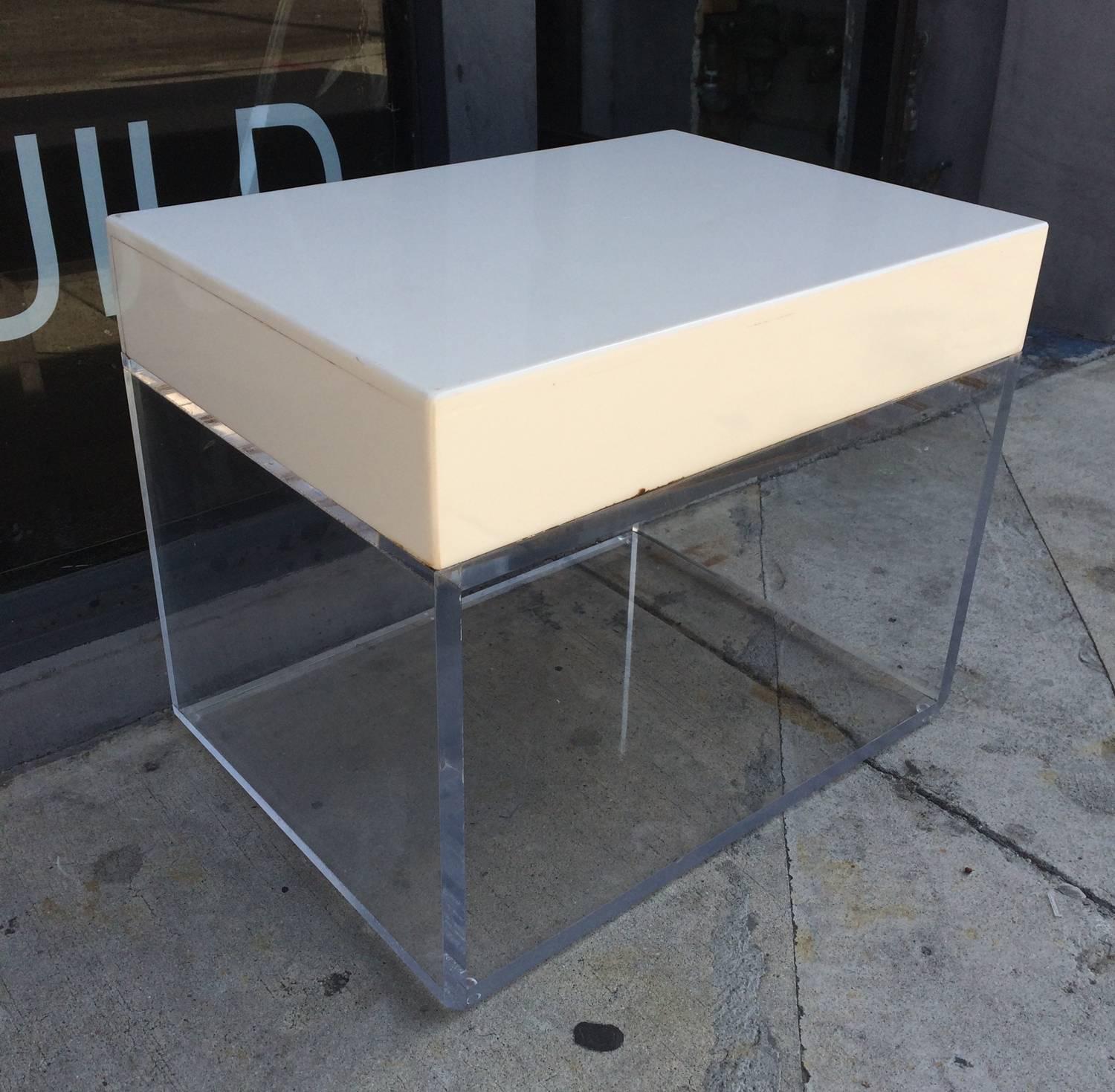 Stunning pair of side tables/benches in Lucite and Corian designed and manufactured by Cain Modern.
The pieces can be used either as benches or side tables, the Corian surface has an off white color and the Lucite is clear and 3/4