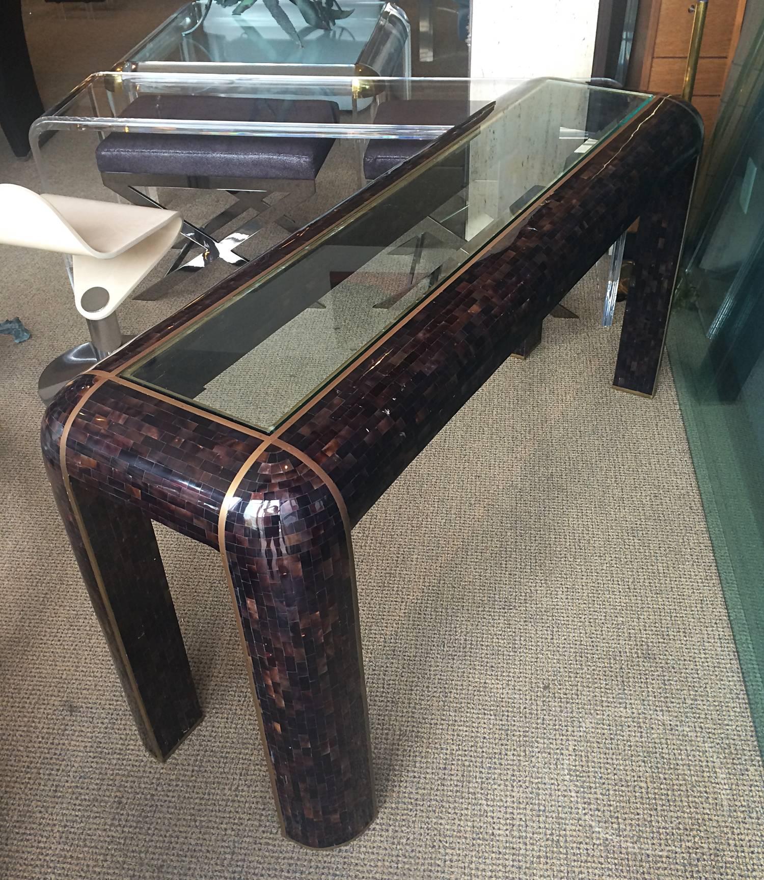 Stunning and unique sofa/console table made out of horn in the tessellated pattern with brass inlaid and glass top.
The table is very heavy and very sturdy, the brass has a beautiful aged patina and the horn material is in very good condition.
The