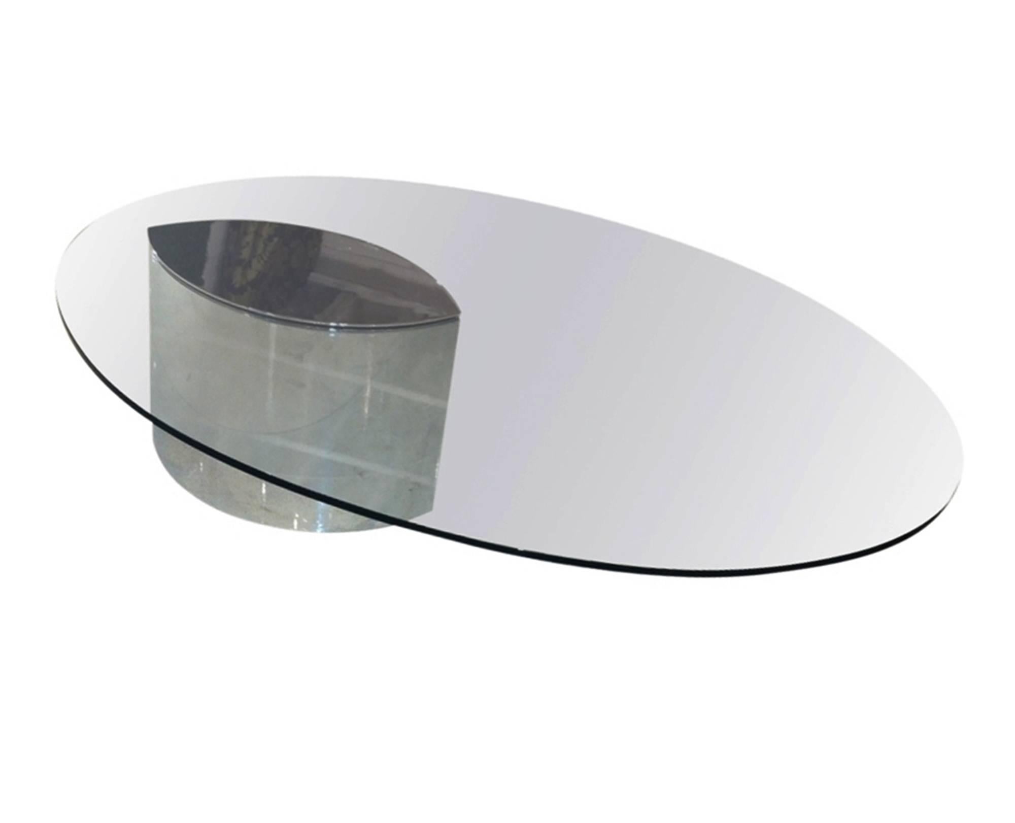 Originally designed in the 1970s the Lunario table is a truly unique cantilevered table.
The table top is a clear polished oval glass with polished stainless steel inset CAP which sits upon a stainless steel base. Weights within the base