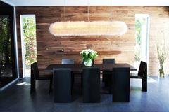 Satz von acht Esszimmerstühlen aus eloxiertem Stahl und Leder