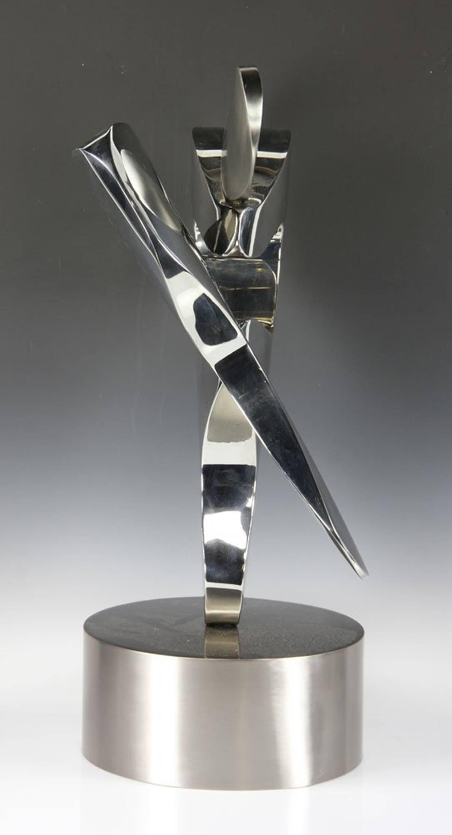 Beautiful free-form stainless steel sculpture masterfully executed by the world renown sculptor Michael Oguns.
The sculpture flows very organically and the high polished stainless steel makes every curve Stand out beautifully.

The piece is