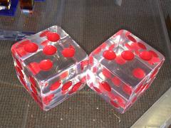 Scultura di dadi sovradimensionati con puntini rossi di Charles Hollis Jones