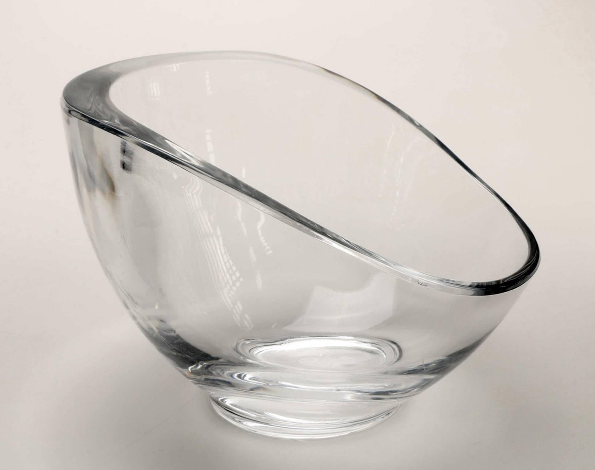 Stunning and beautiful free-form Lucite bowl from the Mid-Century Modern era. The bowl features a biomorphic, asymmetric rim and it is perfect to be used as a salad bowl or decor.

Dimensions
9
