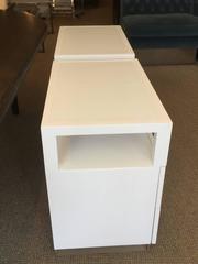 Pareja de mesillas de noche de laca blanca y lucite de Cain Modern